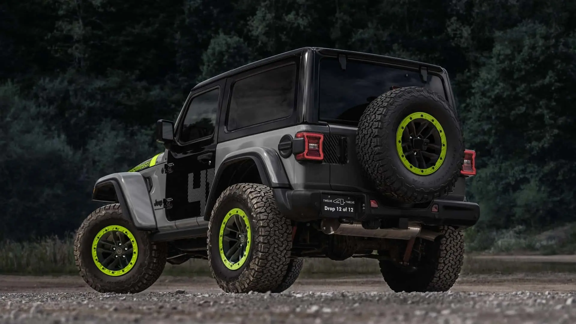 خودرو جیپ (Jeep) با بدنه دورنگ خاکستری و مشکی و رینگ‌های سبز فسفری