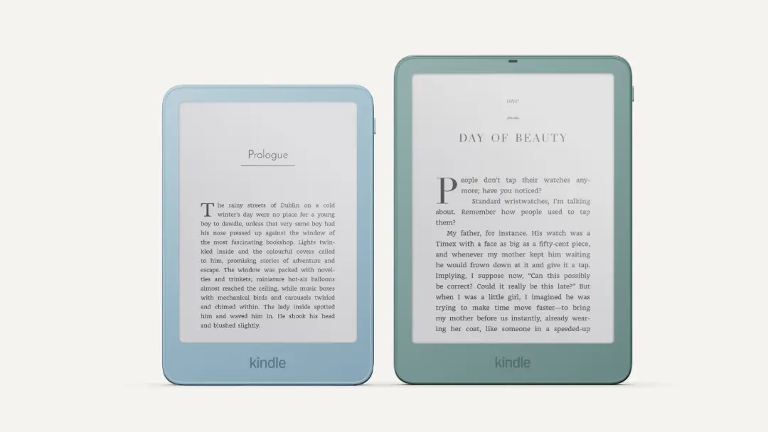 دو دستگاه کتاب‌خوان کیندل (Kindle) با رنگ‌های آبی روشن و سبز نعنایی