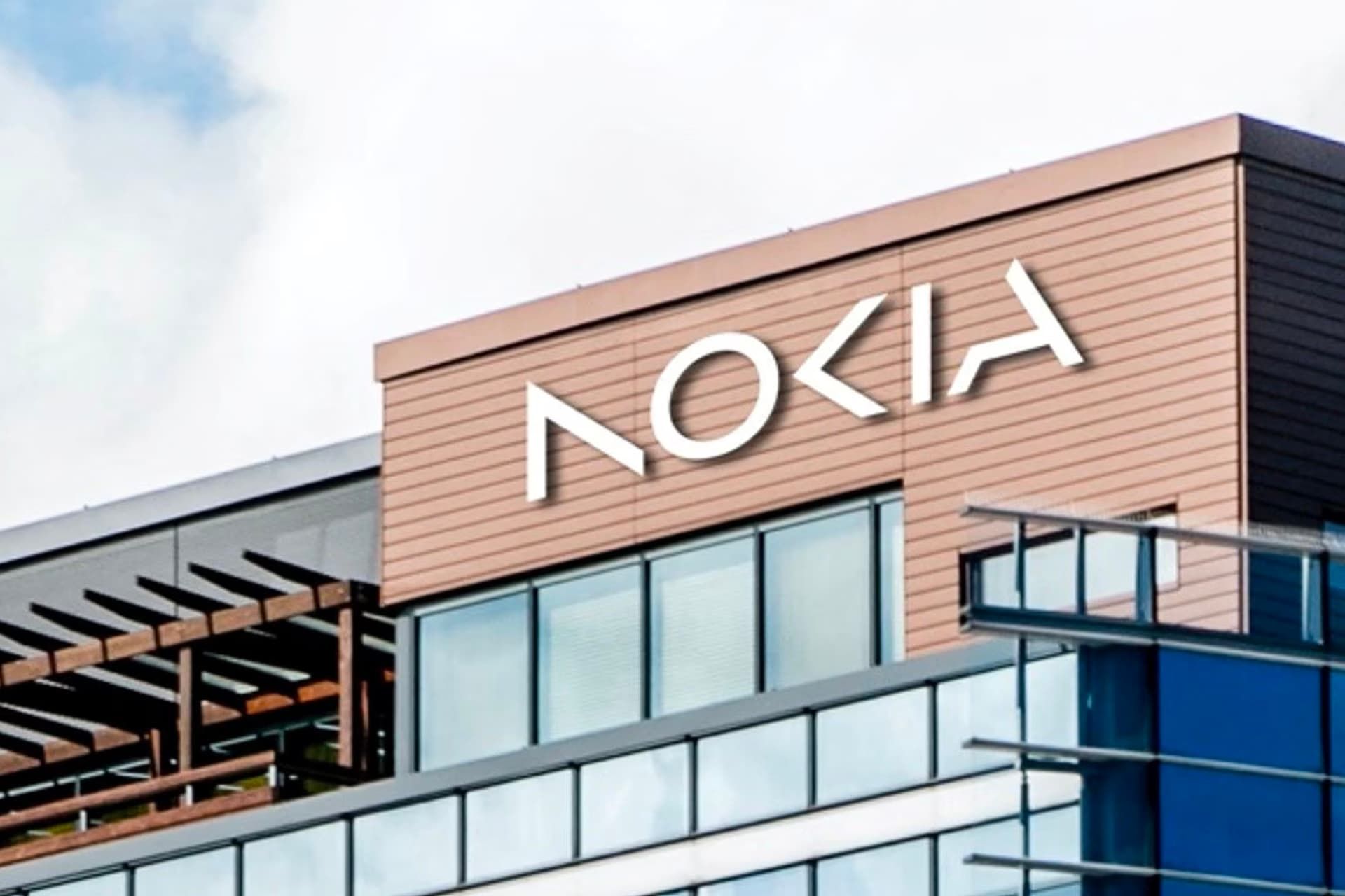 لوگو جدید ۲۰۲۳ نوکیا Nokia روی ساختمان مرکزی شرکت آسمان ابری