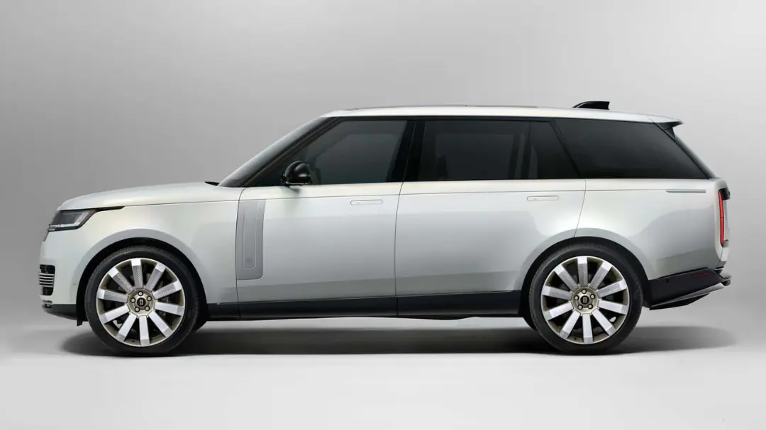 شاسی‌بلند رنج‌روور (Range Rover) سفید با طراحی مدرن در نمای جانبی