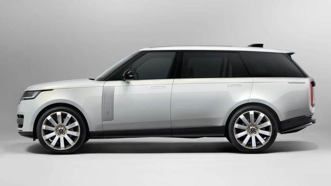 شاسی‌بلند رنج‌روور (Range Rover) سفید با طراحی مدرن در نمای جانبی