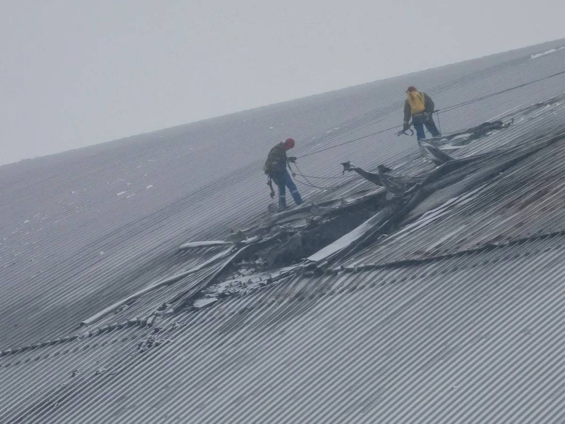 کارکنان درحال تعمیر سپر حفاظتی چرنوبیل