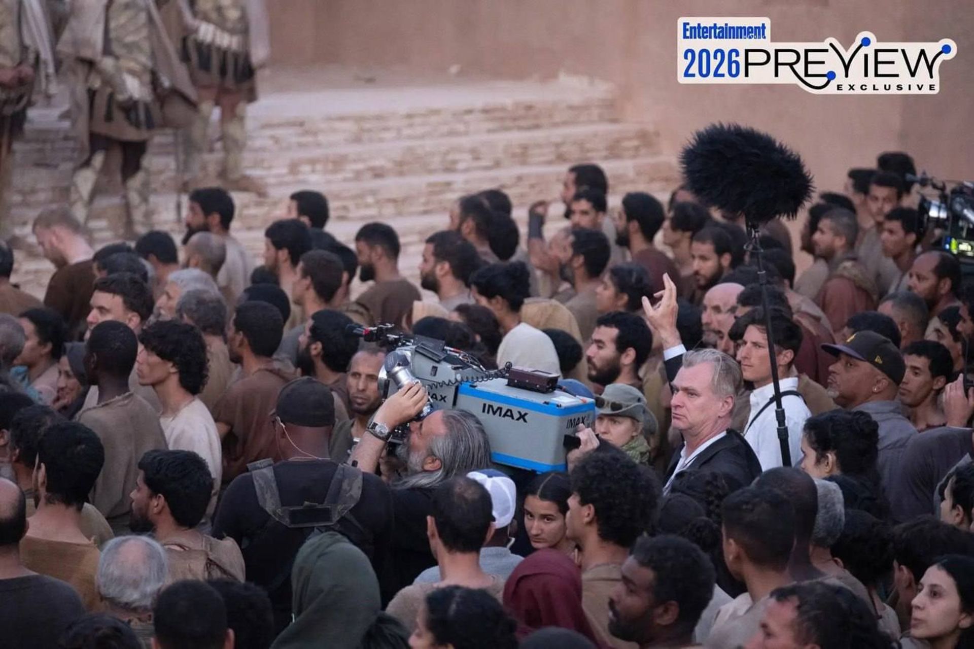 یک فیلمبردار در میان انبوهی از جمعیت