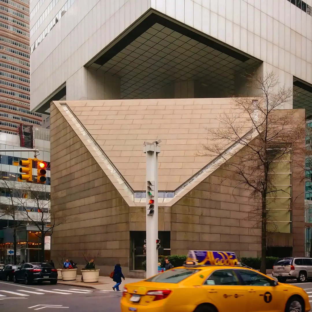 ساختمان ۵۹ طبقه (596 Lexington Avenue) با معماری مدرن و هندسی در نیویورک