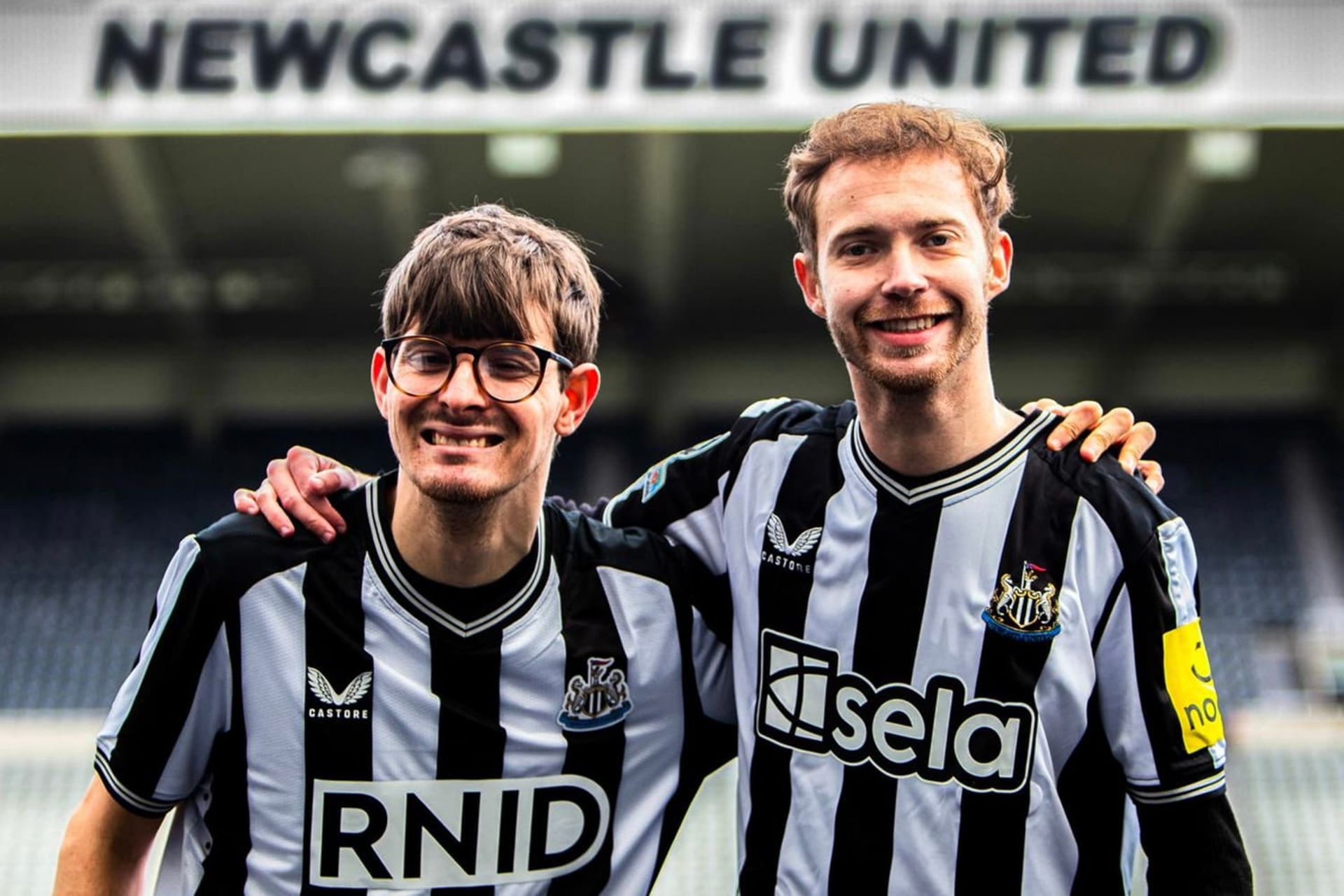 دو فرد ناشنوا با پیراهن صوتی باشگاه نیوکاسل