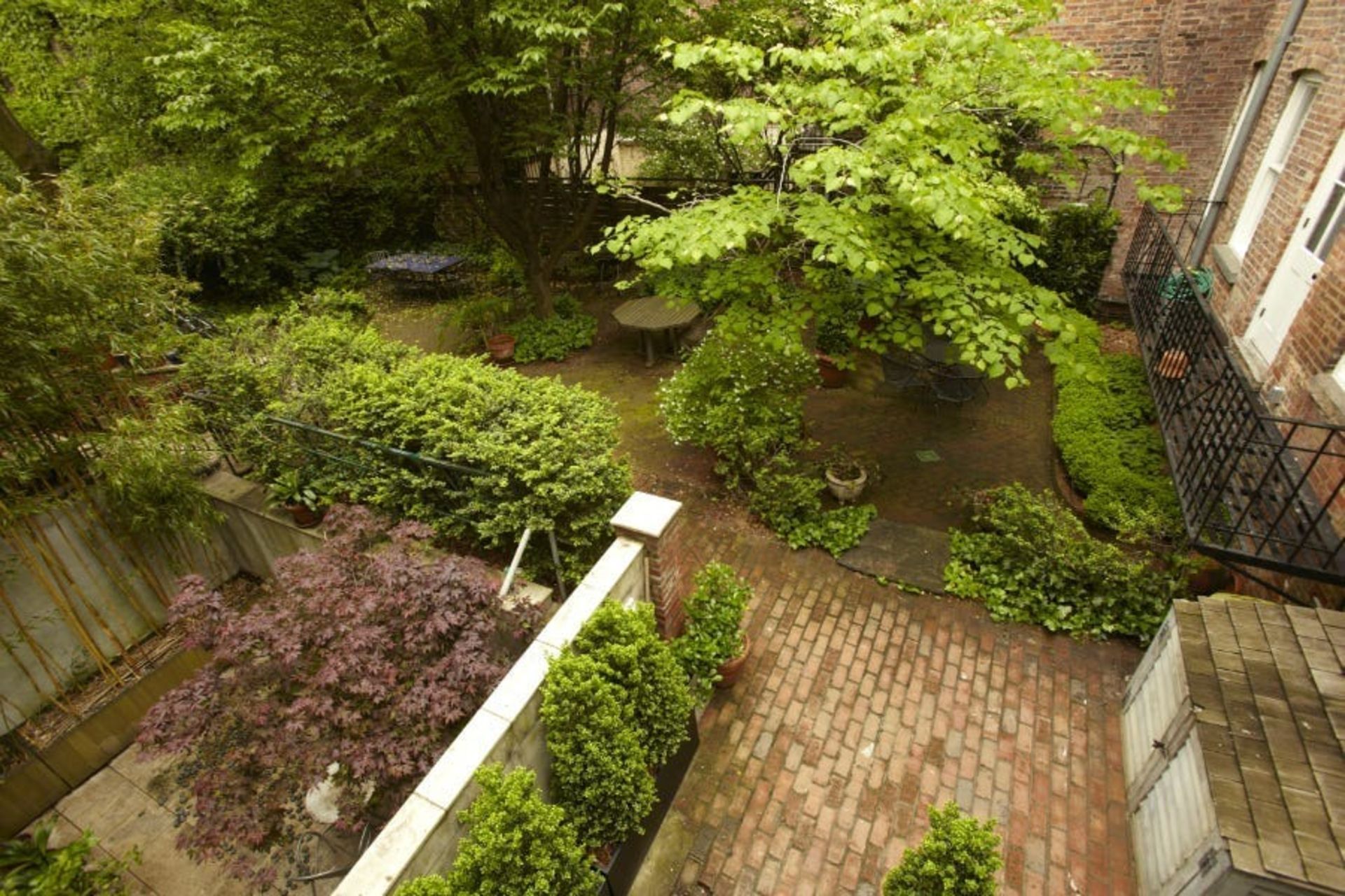 نمای حیاط یک خانه در نیویورک