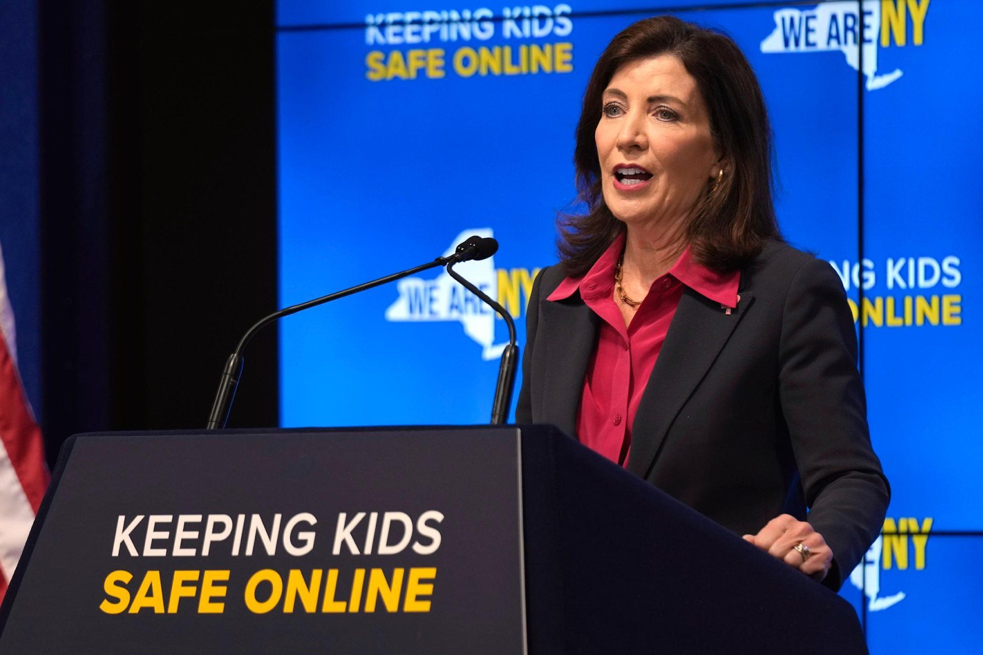 مقام دولتی درحالت صحبت درمورد ایمنی کودکان