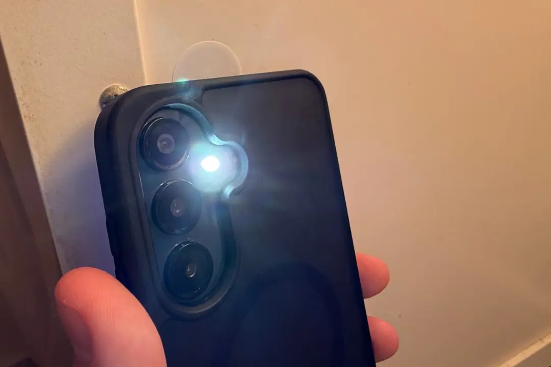 تگ NFC چسبیده به دیوار در کنار دوربین گوشی هوشمند