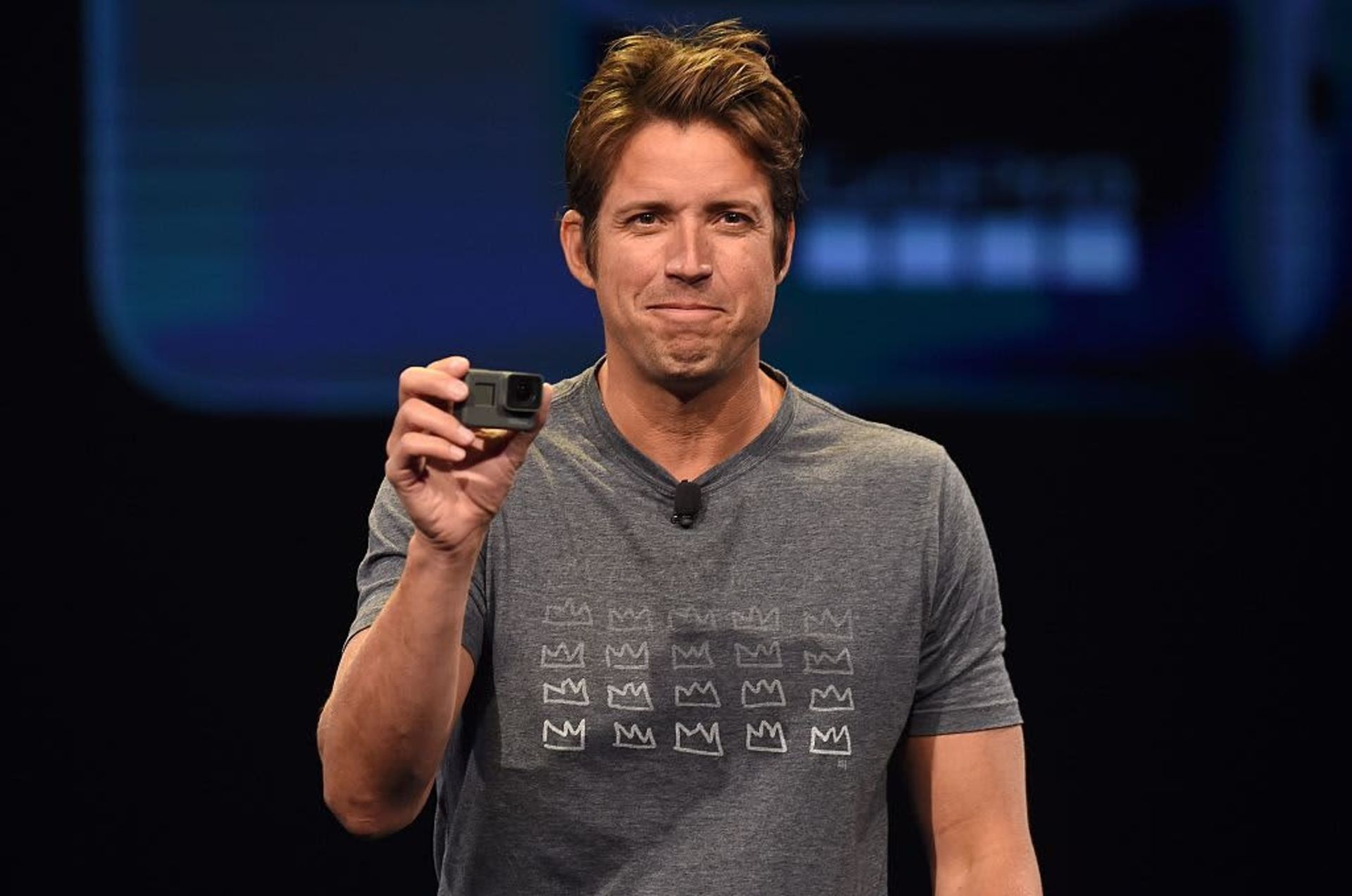 یک مرد جوان و دوربین گوپرو در دست