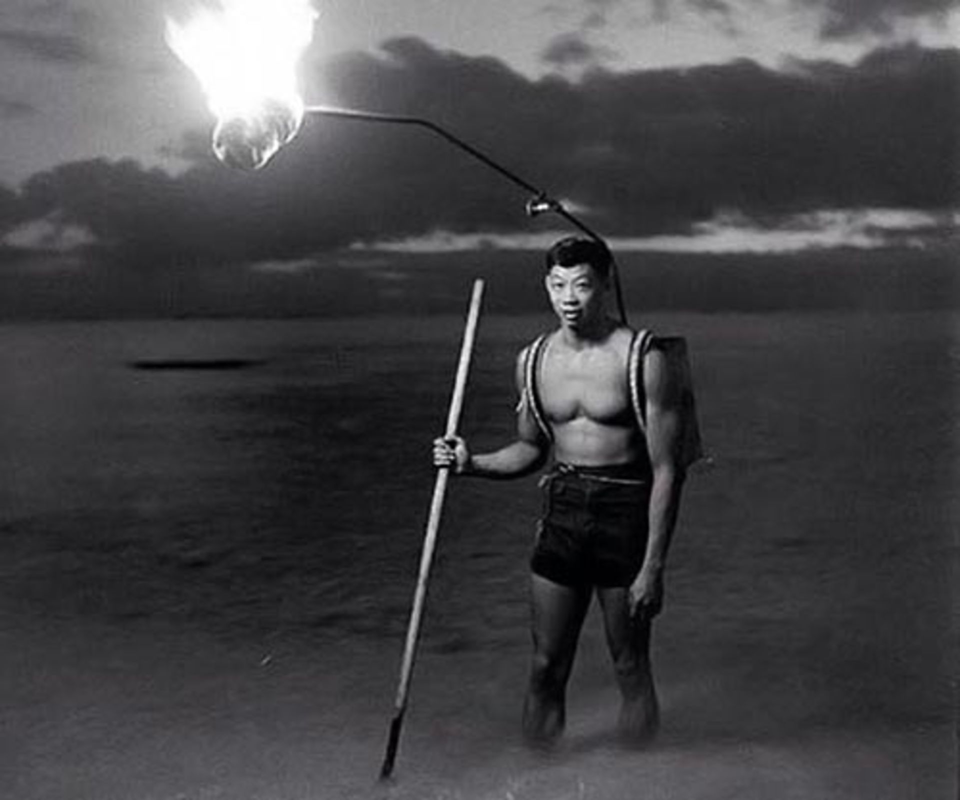 ماهیگیری شبانه در هاوایی با استفاده از مشعل