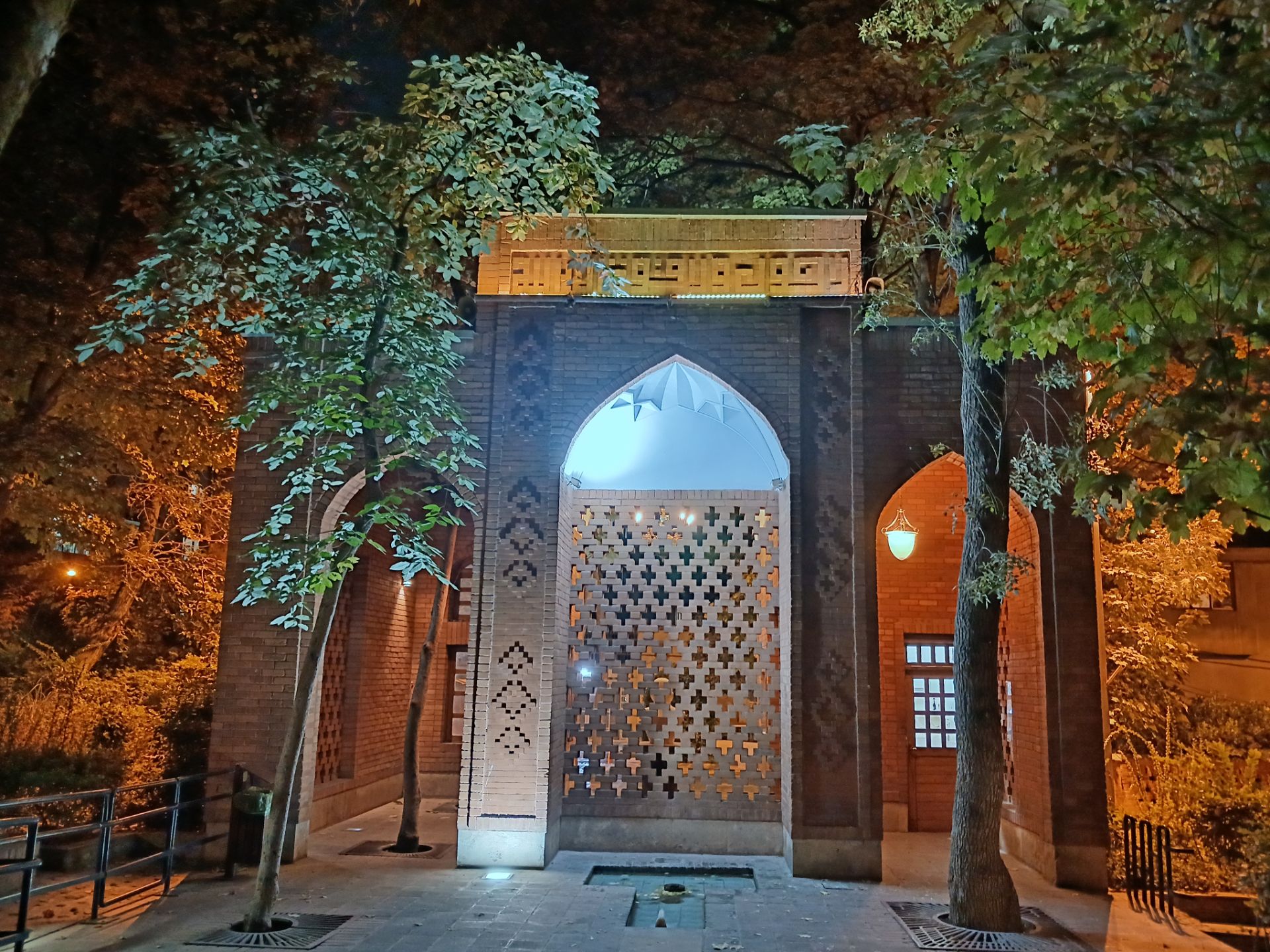 ورودی باغ ایرانی