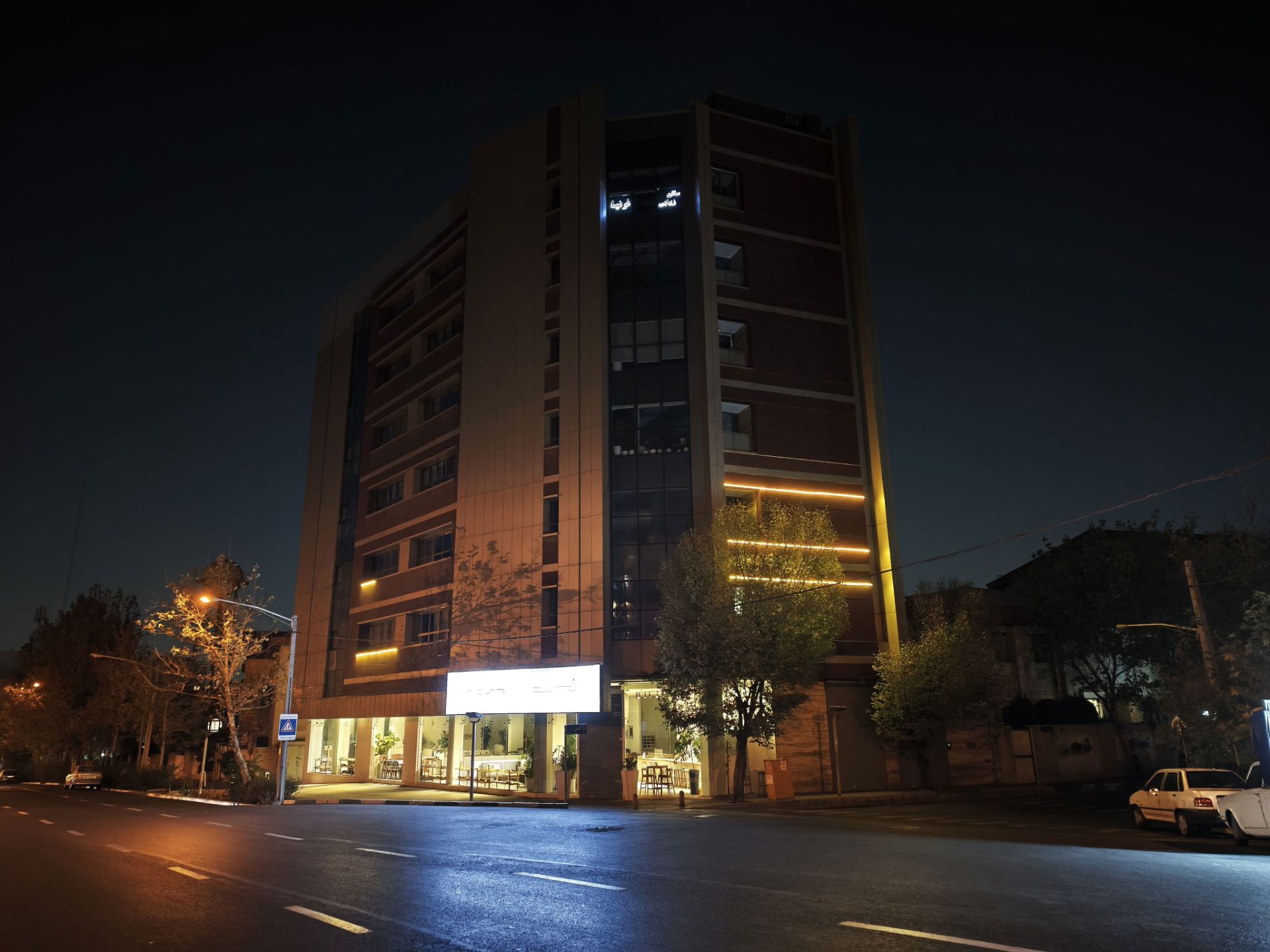 نمای خارجی یک ساختمان در شب
