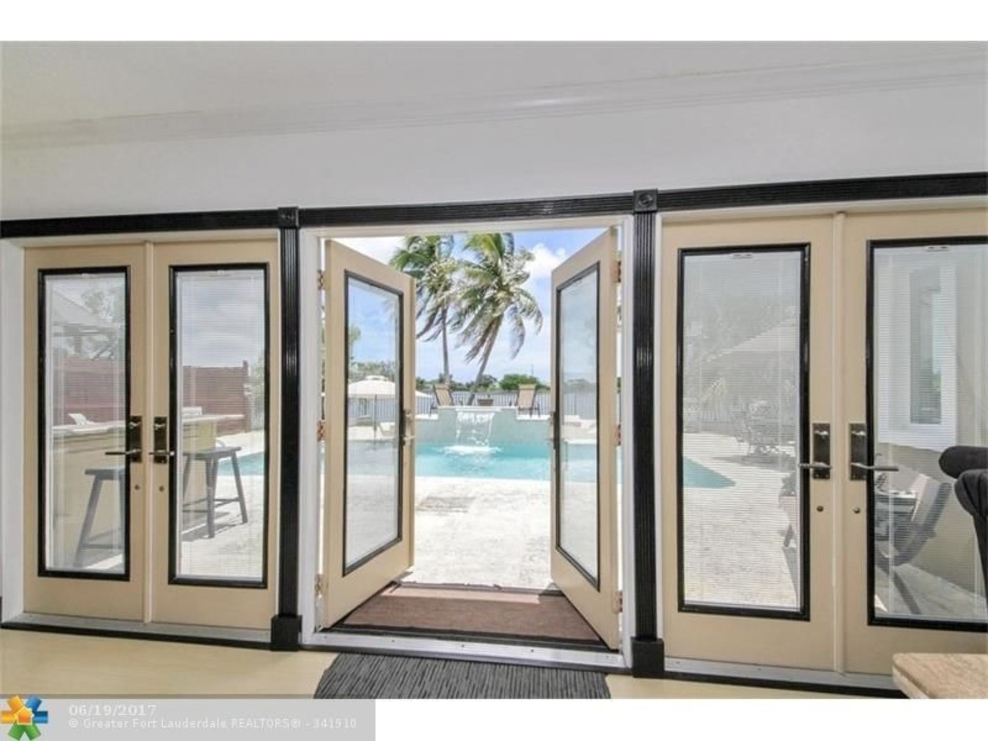 خانه‌ای با پنجره رو به دریا