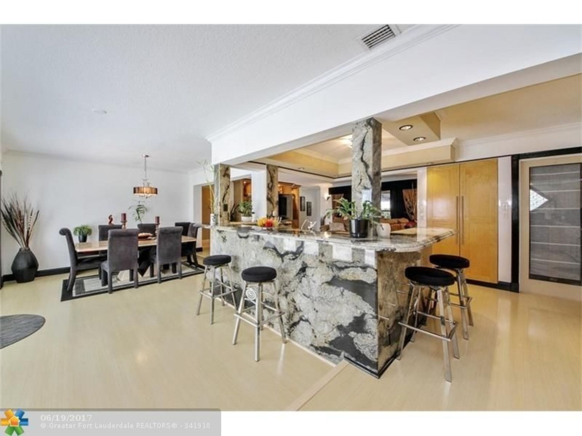 نمای داخلی و سالن پذیرایی یک خانه