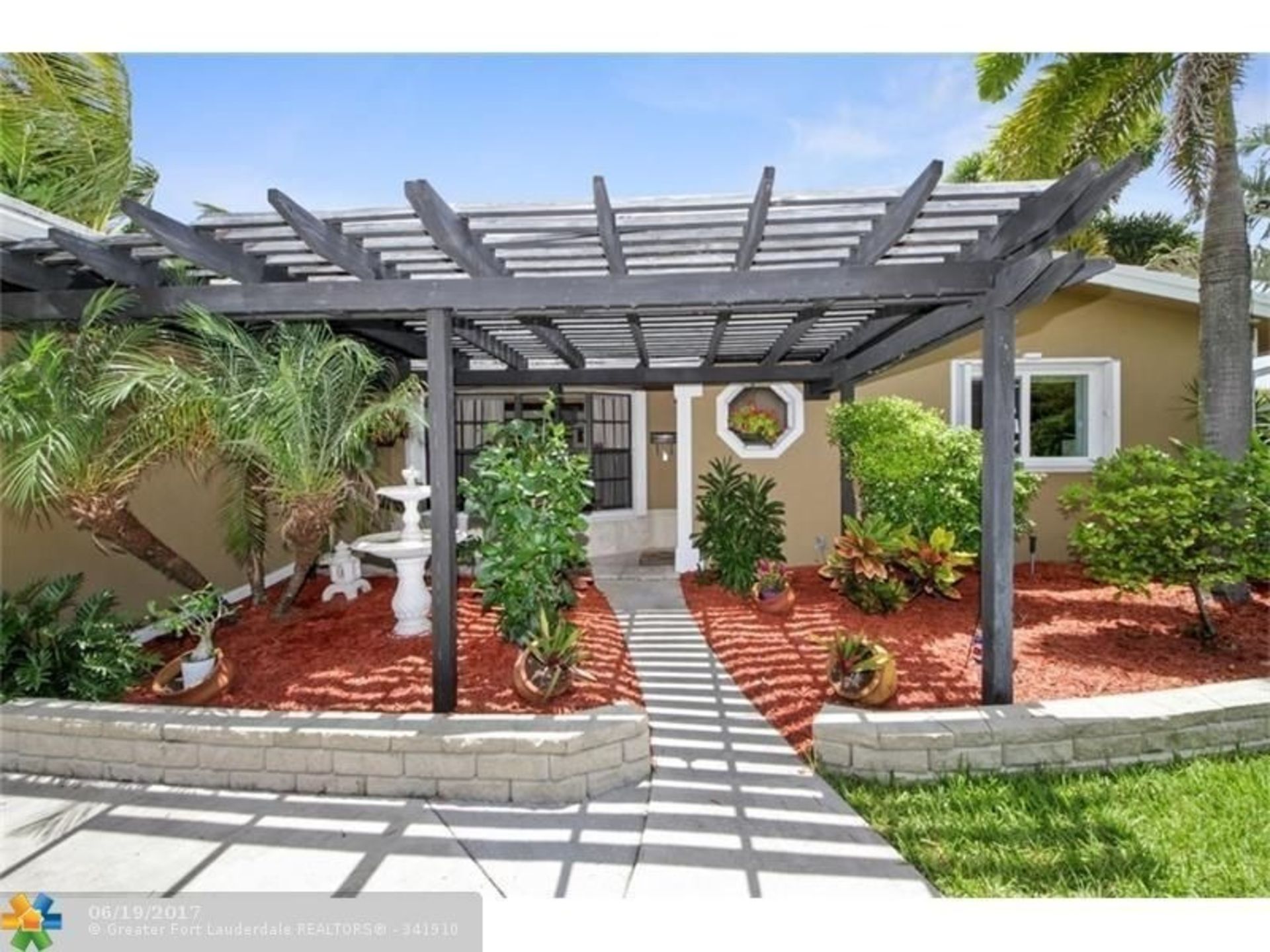 نمای بیرونی و حیاط یک خانه