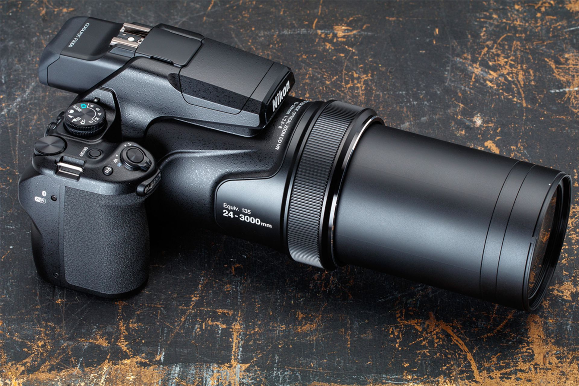 دوربین سوپرزوم Nikon Coolpix P1000 از نمای کناری