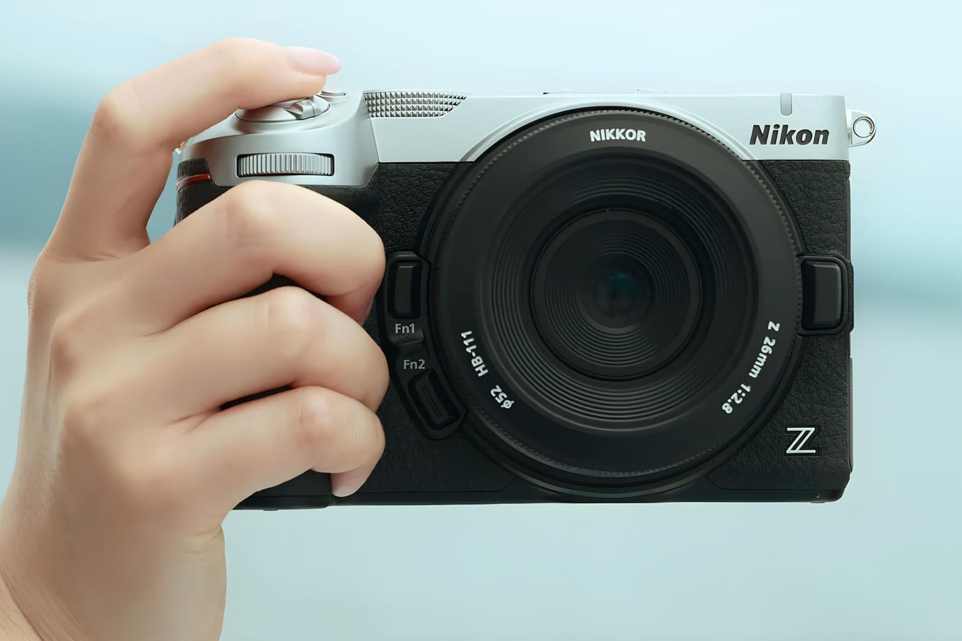 دوربین بدون آینه نیکون Z5 IIC با لنز Nikkor Z 26mm در دست یک فرد