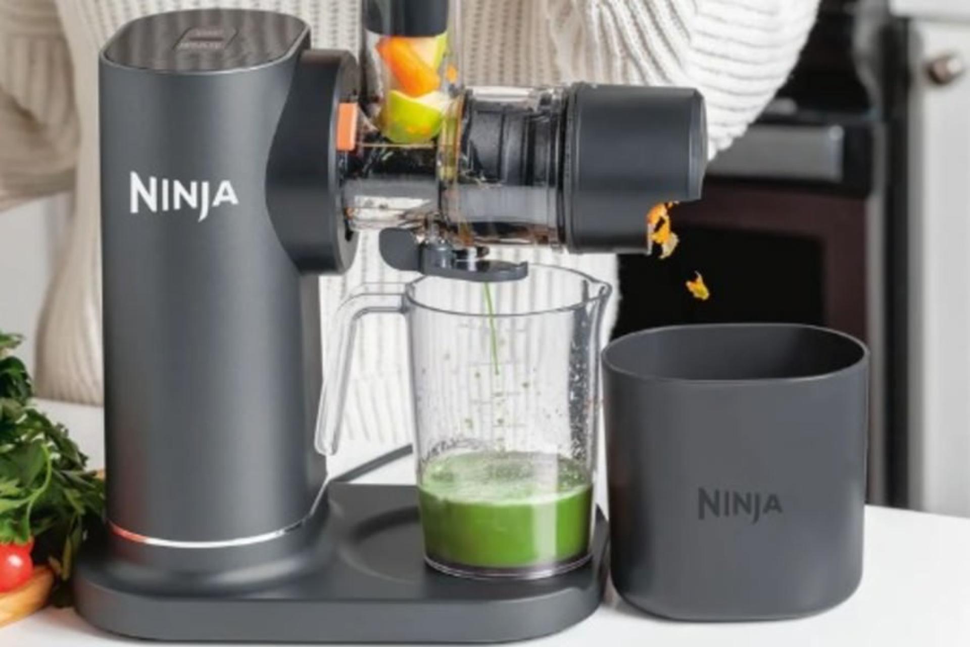 آبمیوه گیری نینجا Ninja NeverClog Cold Press Juicer در حال کار