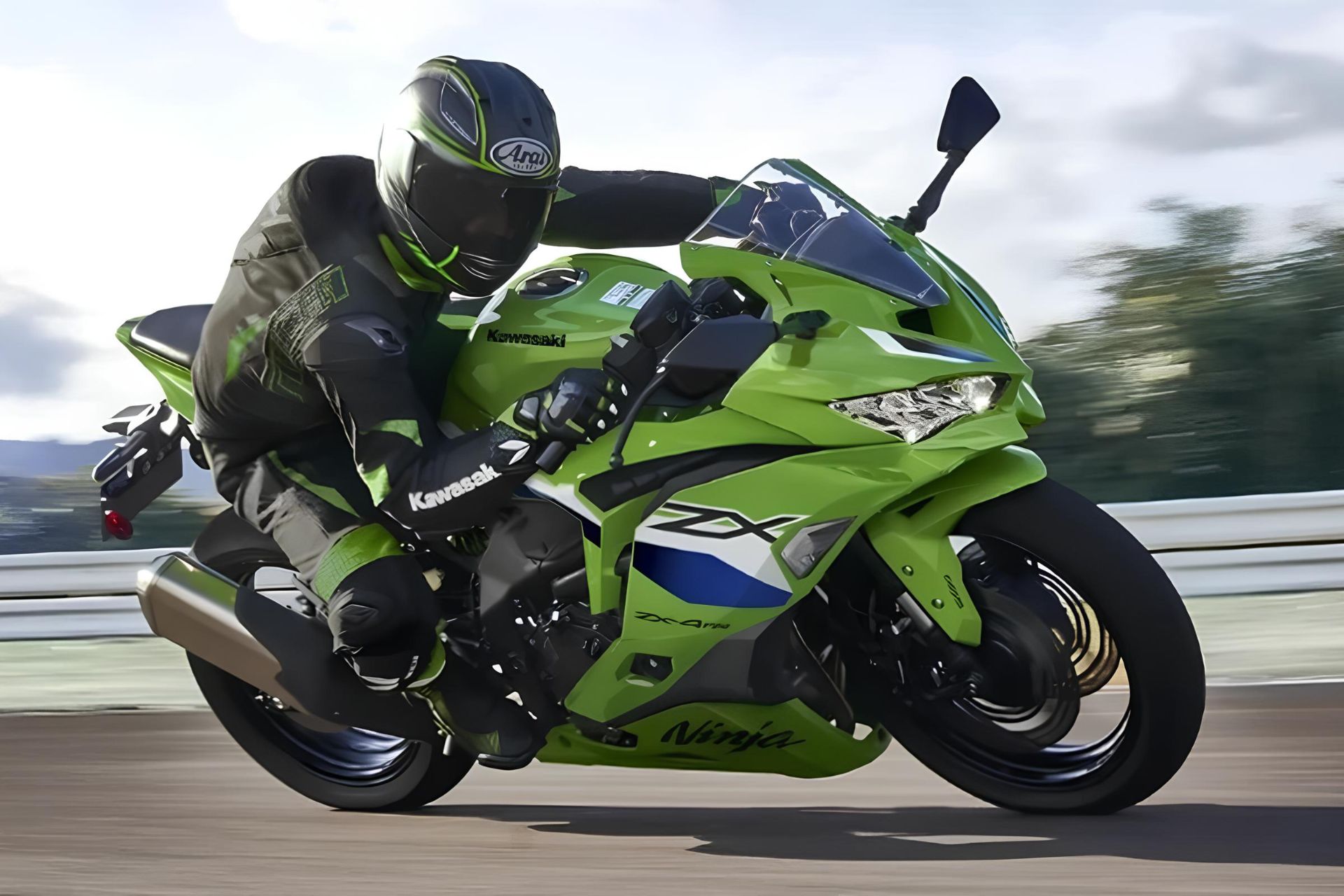 نمای جلو موتورسیکلت کاوازاکی ZX-4R در جاده