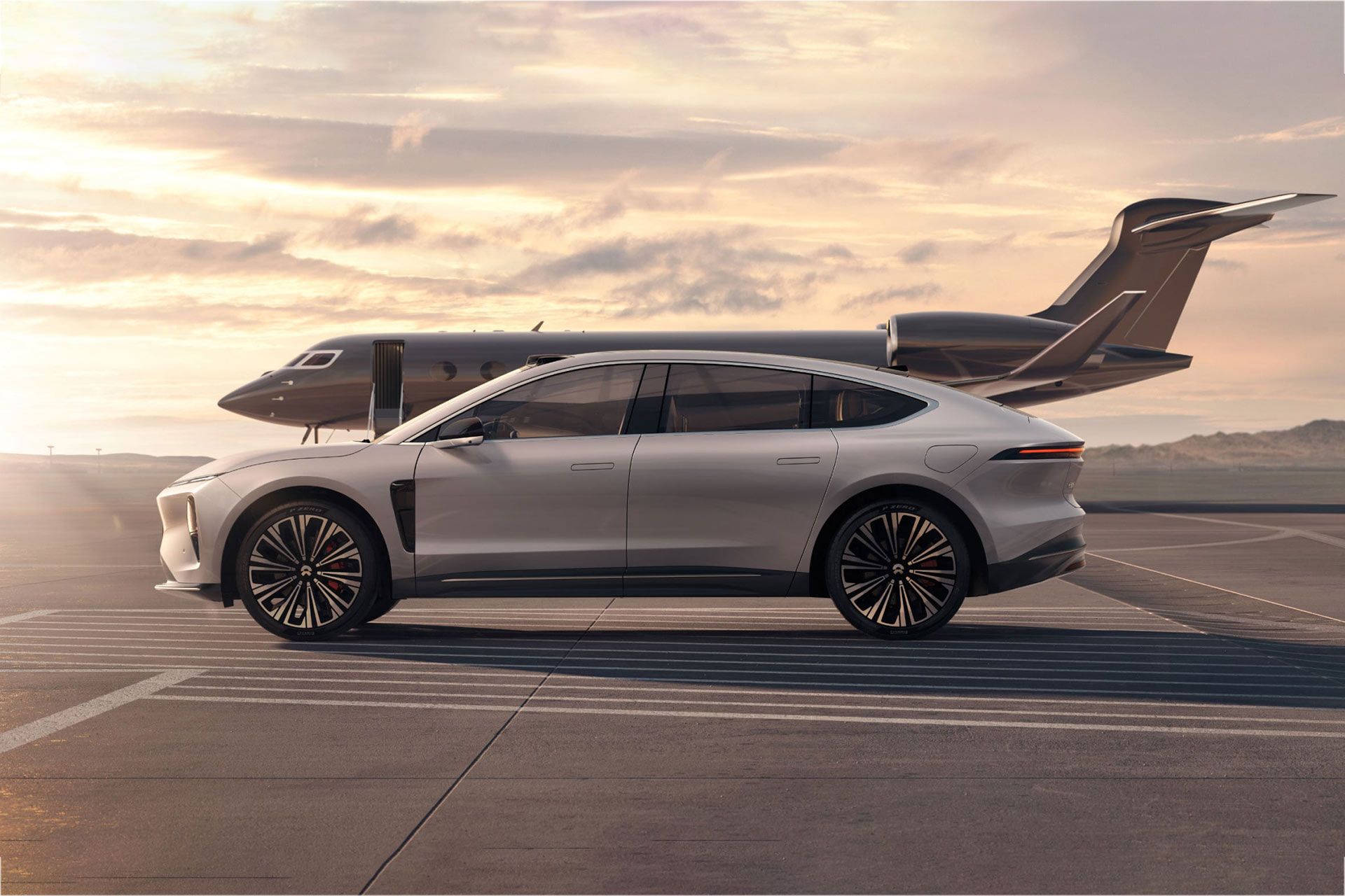 نیو ET9 از نمای کناری در فرودگاه با پس‌زمینه‌ی یک هواپیما