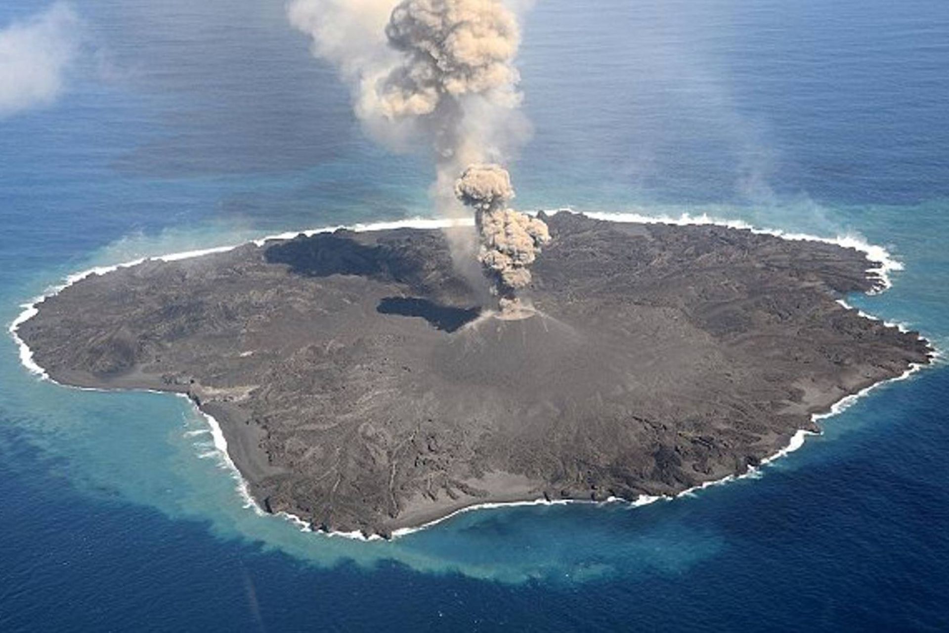 جزیره آتشفشانی نیشینوشیما
