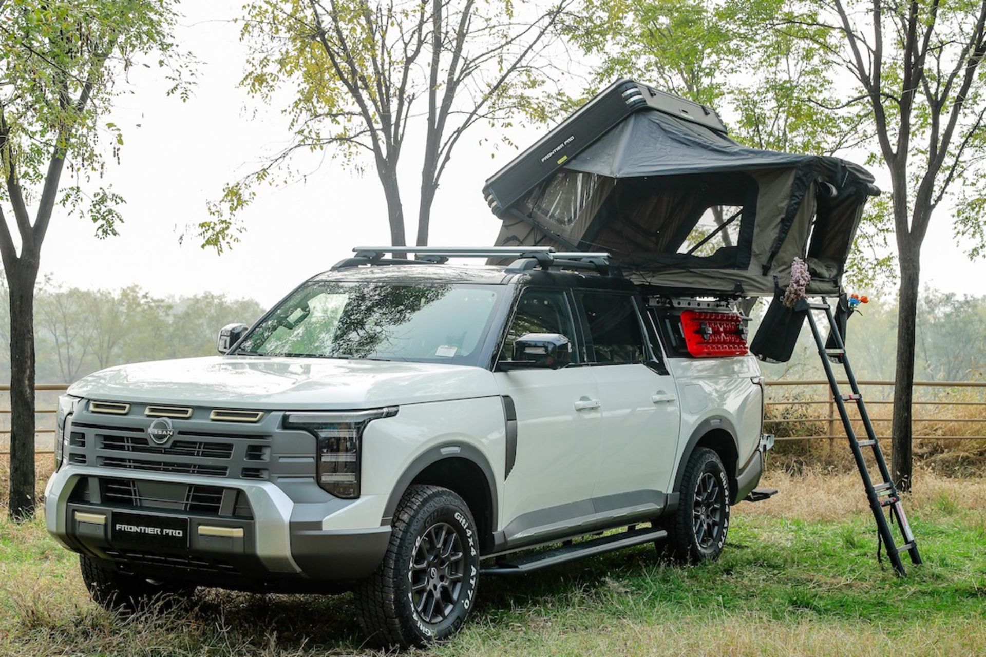 نمای سه‌چهارم جلو خودرو نیسان فرانتیر پرو در جنگل