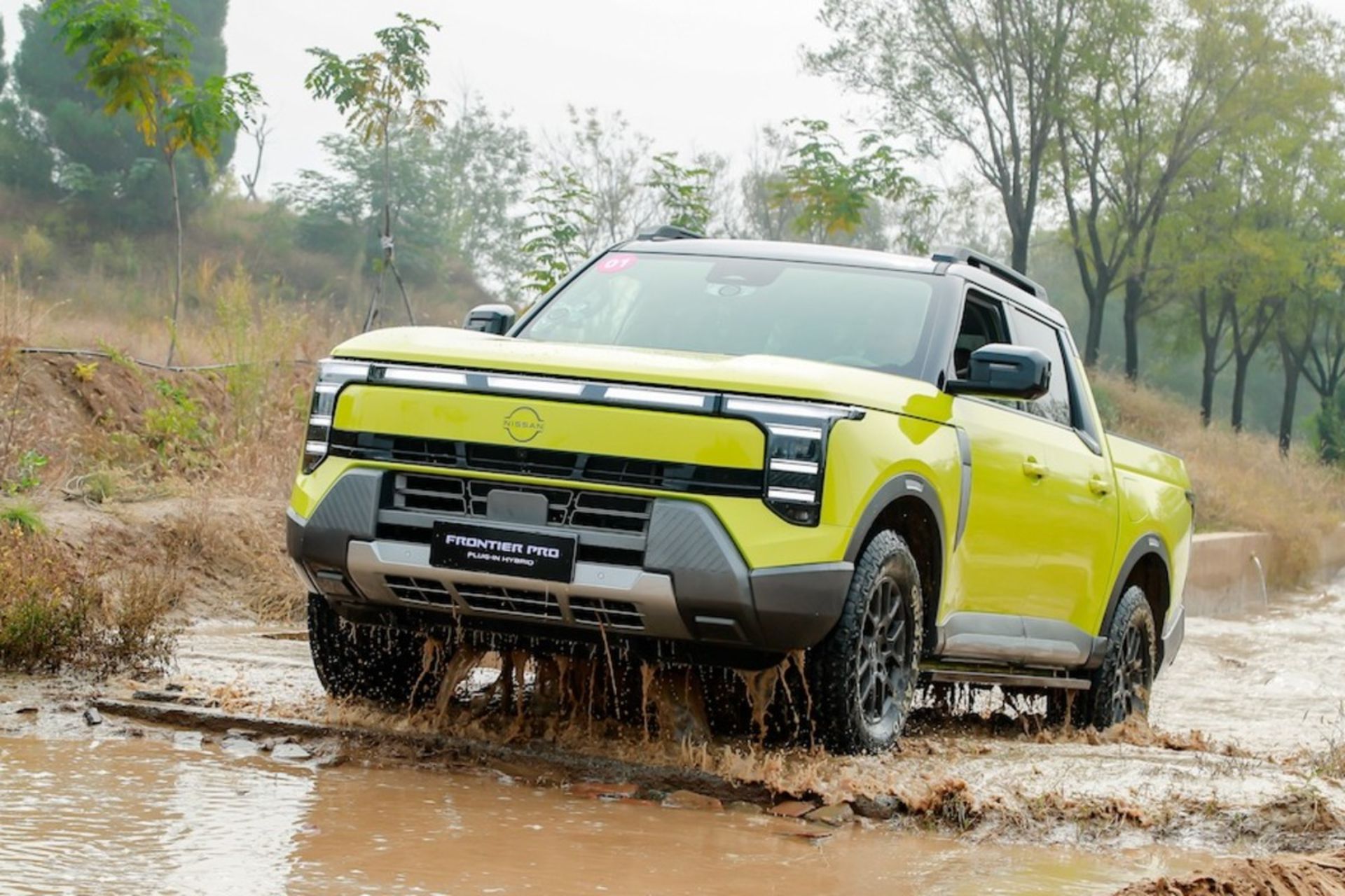 نمای سه‌چهارم جلو خودرو نیسان فرانتیر پرو در حال عبور از آب