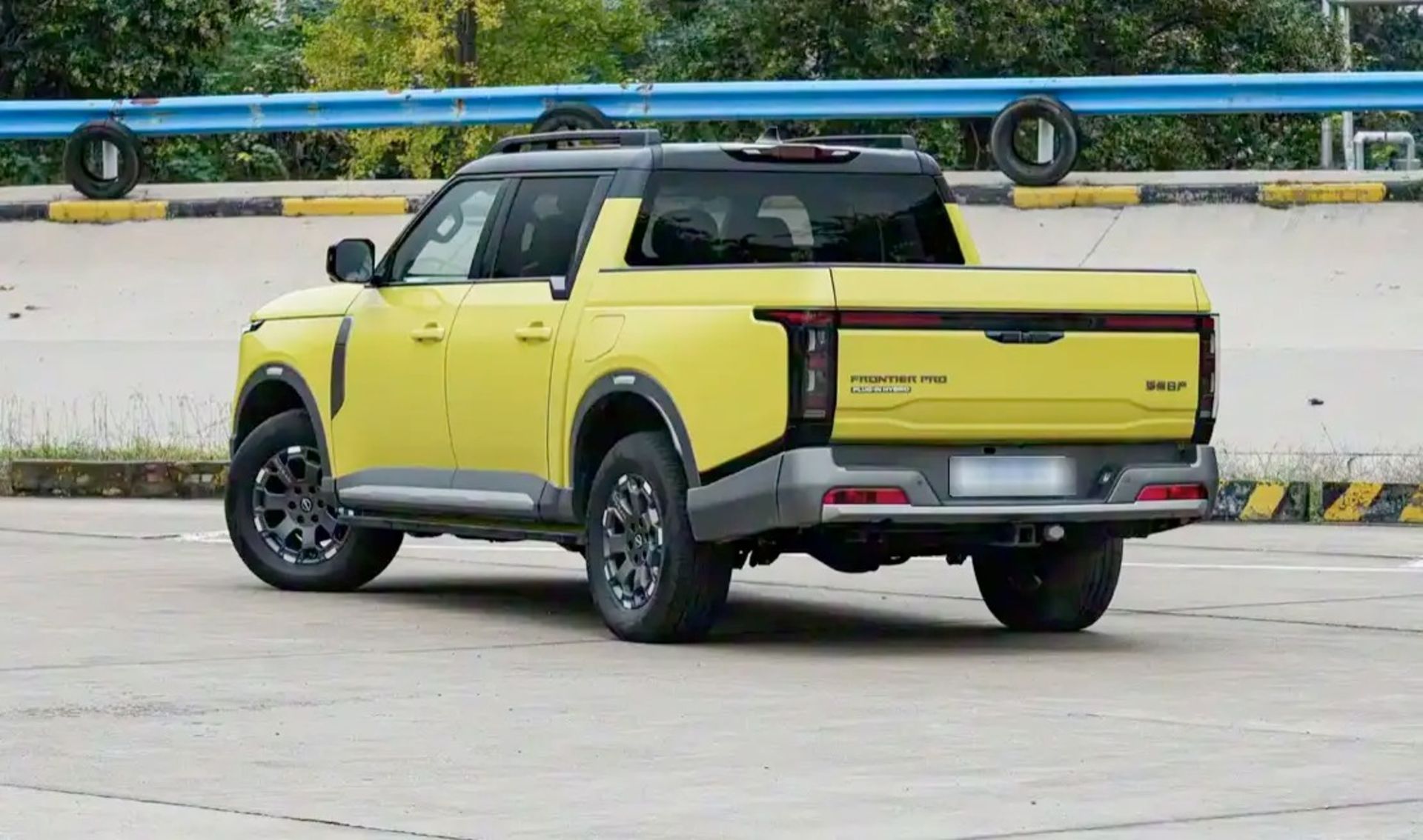 نمای سه‌چهارم عقب خودرو نیسان فرانتیر پرو