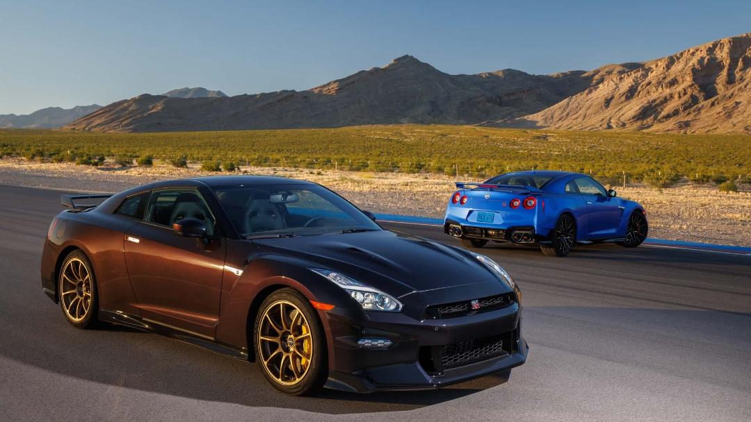 نمای جلو و عقب دو خودرو نیسان GT-R