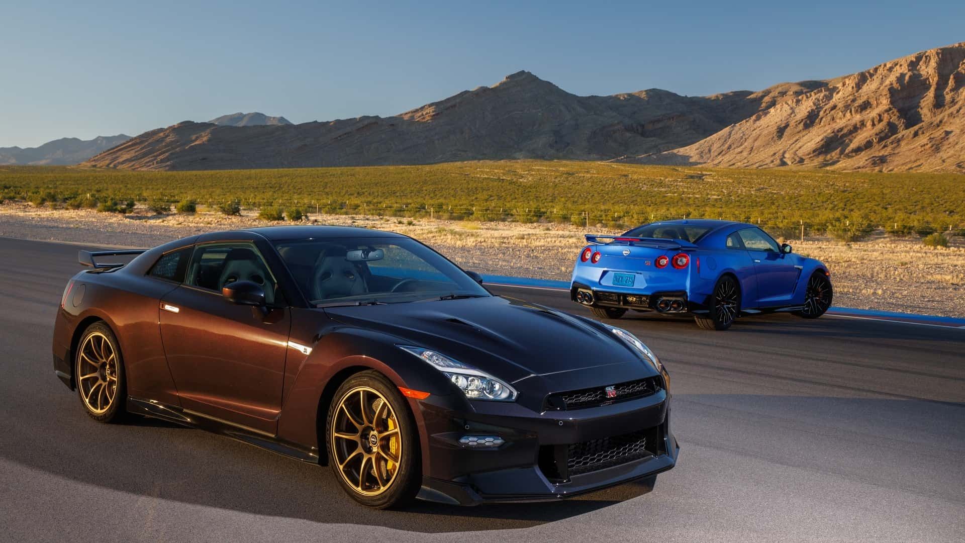 نمای جلو و عقب دو خودرو نیسان GT-R