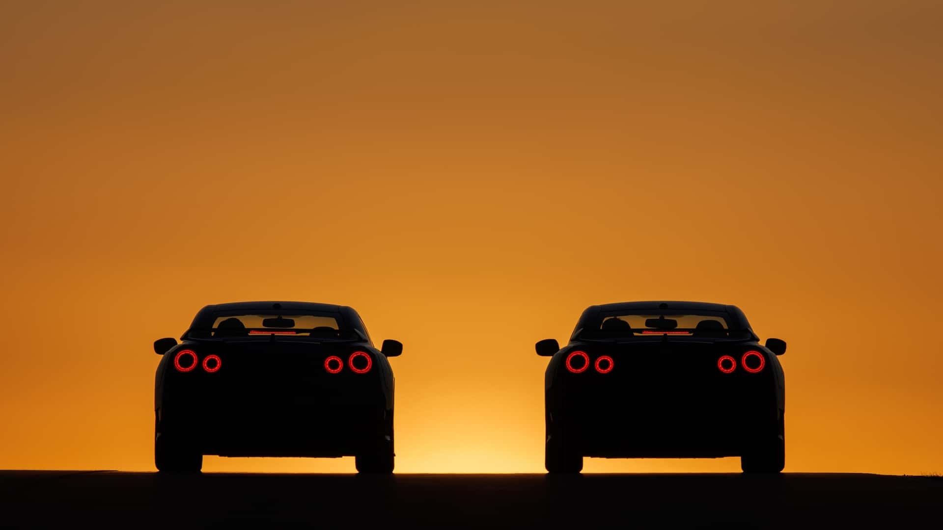 نمای عقب دو خودرو نیسان GT-R در غروب آفتاب