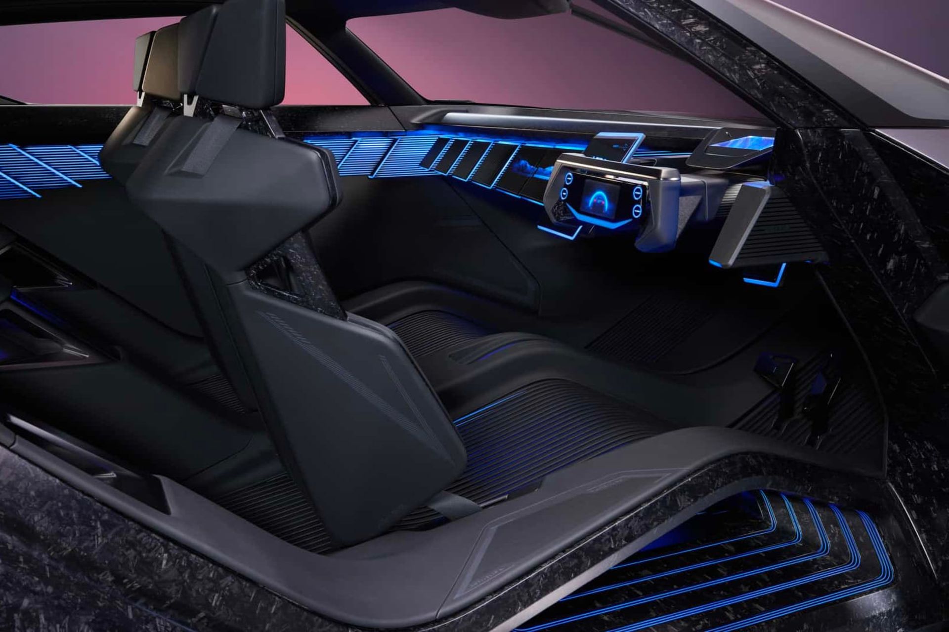 کابین خودرو نیسان هایپر فورس / Nissan Hyper Force
