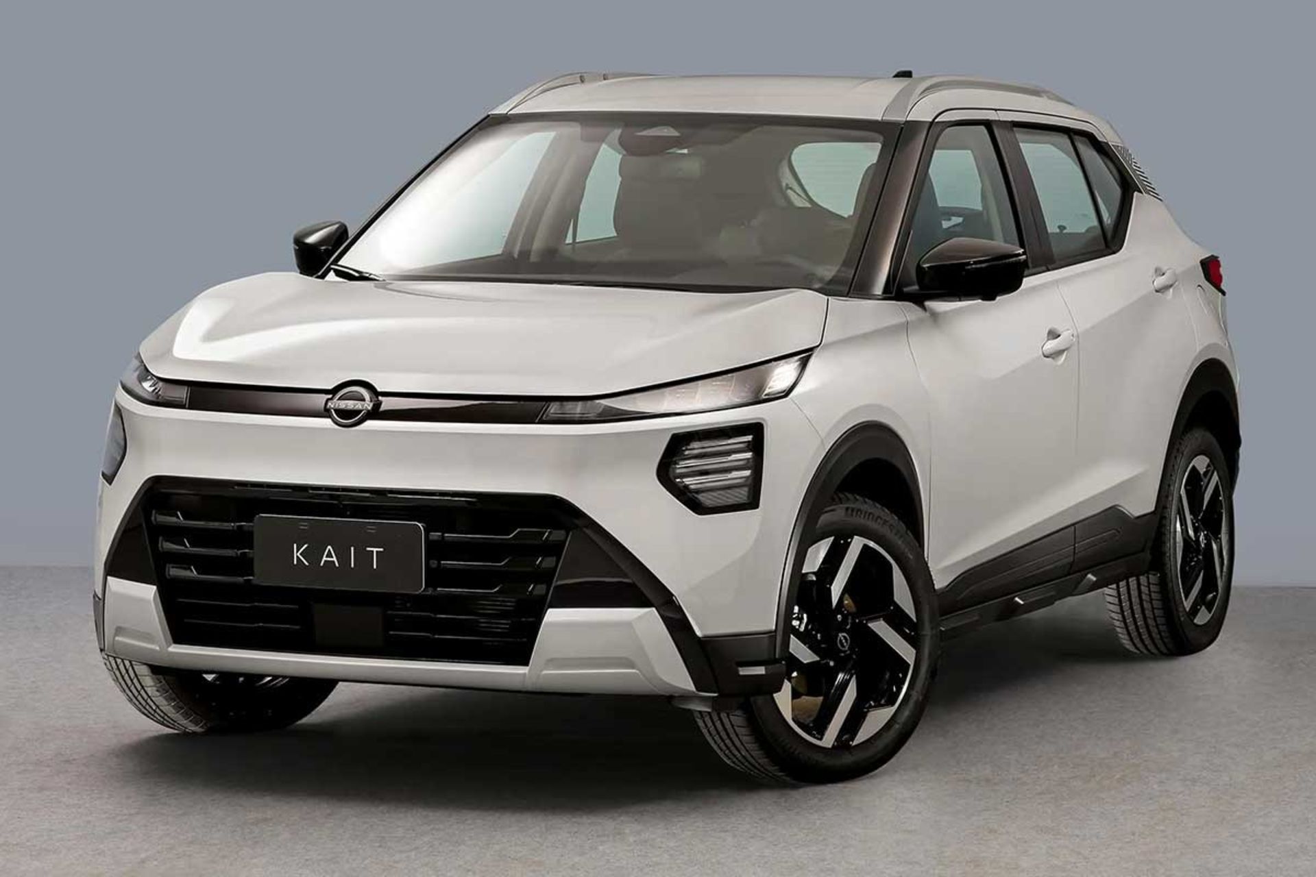 نمای سه‌چهارم جلو خودرو نیسان کایت