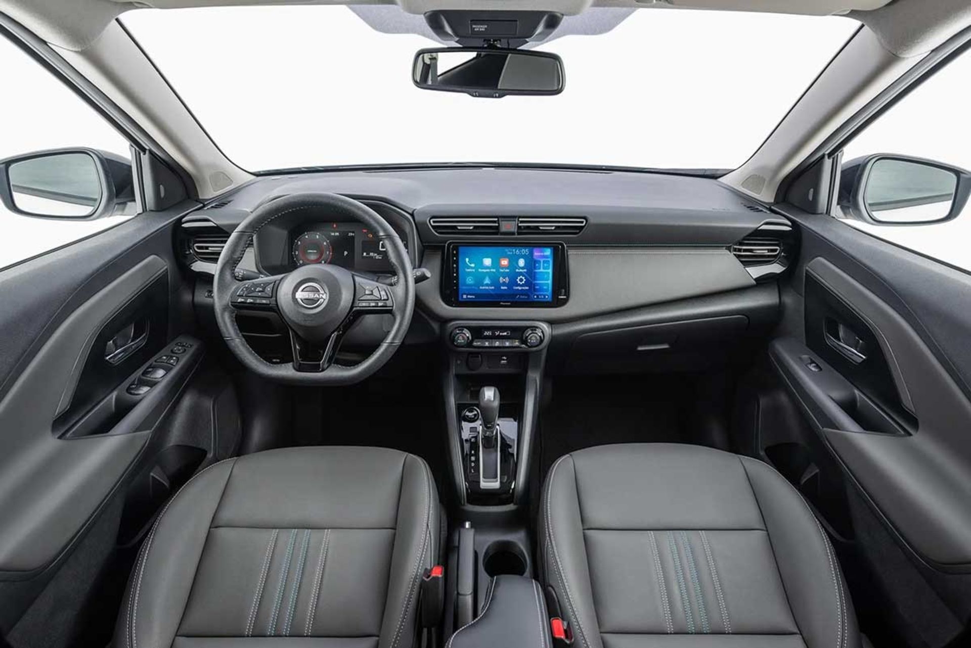 نمای داخل کابین خودرو نیسان کایت