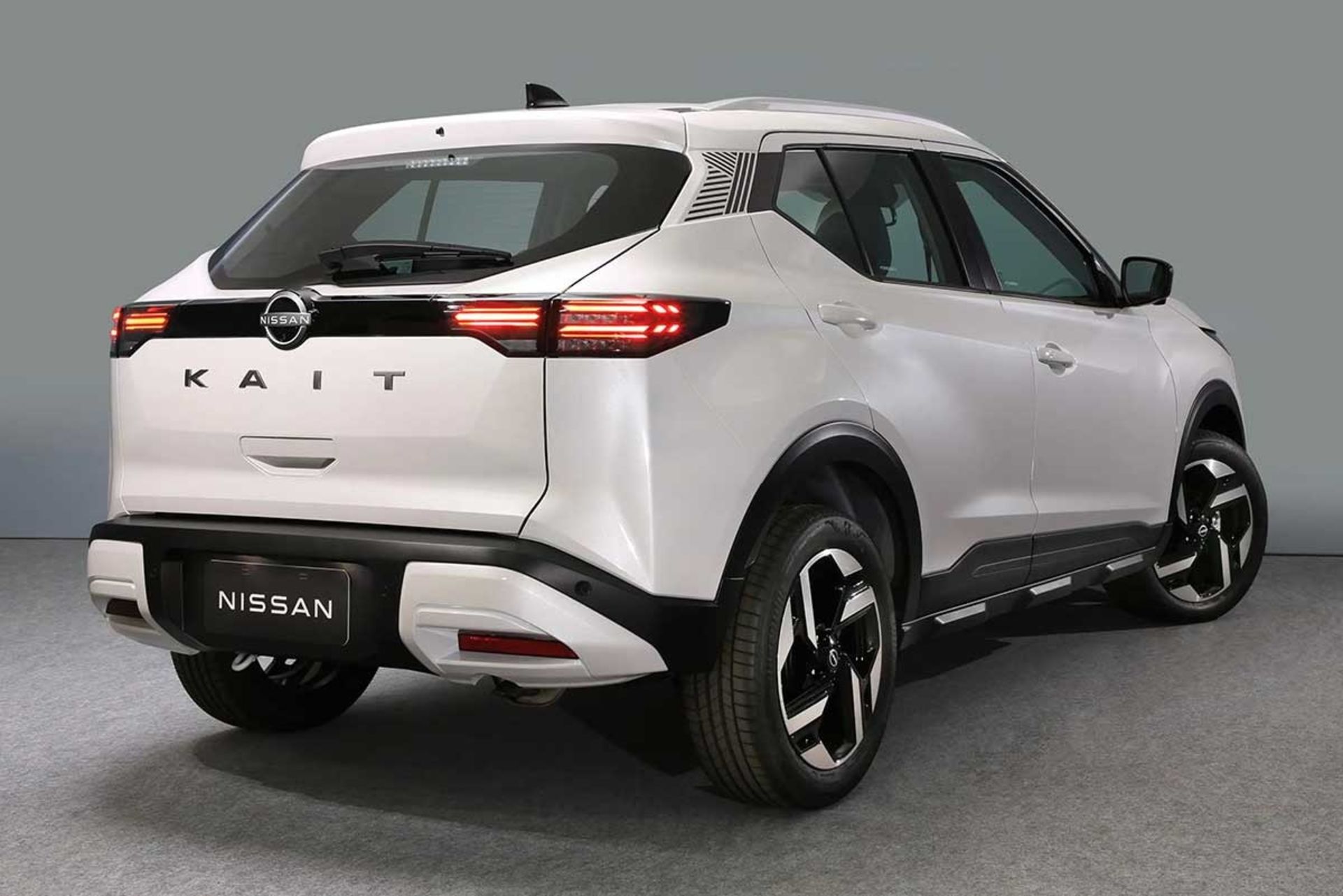 نمای سه‌چهارم عقب خودرو نیسان کایت