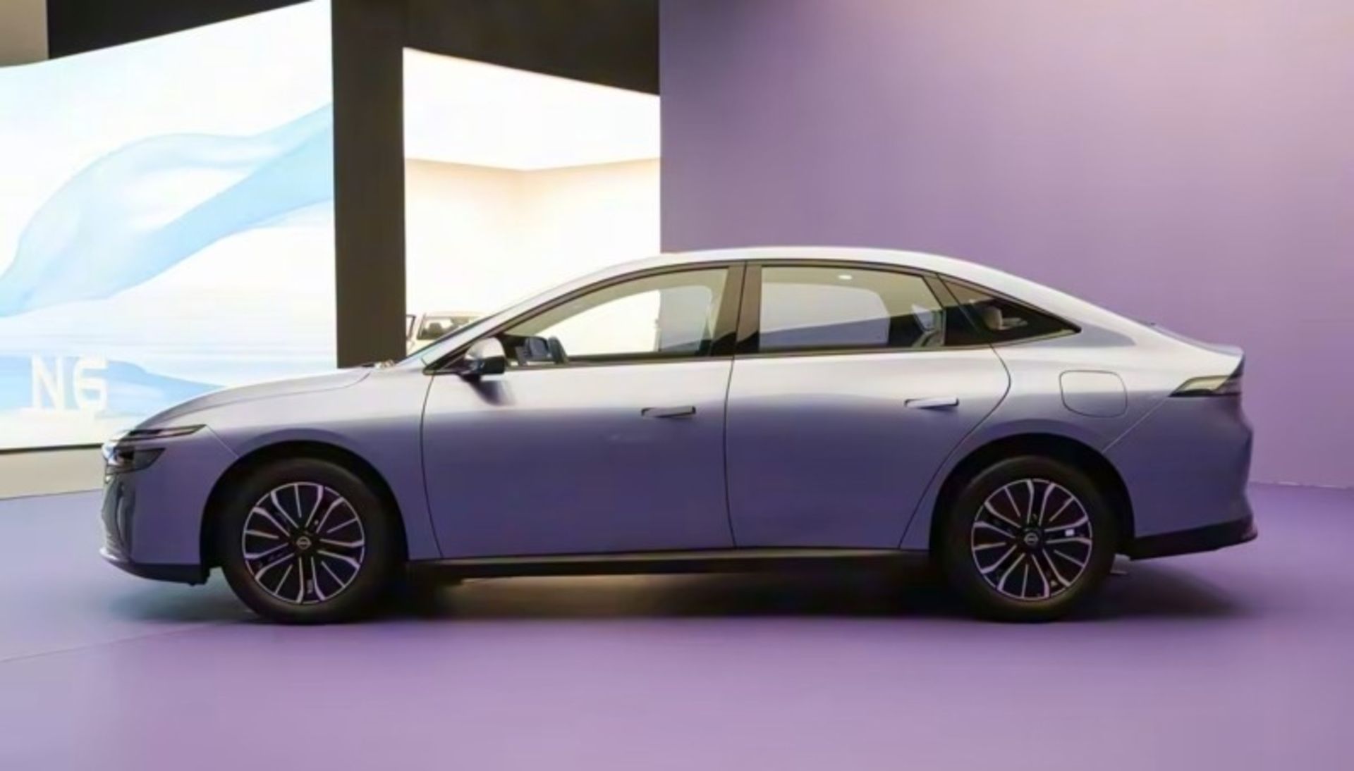 نمای جانبی خودروی نیسان N6