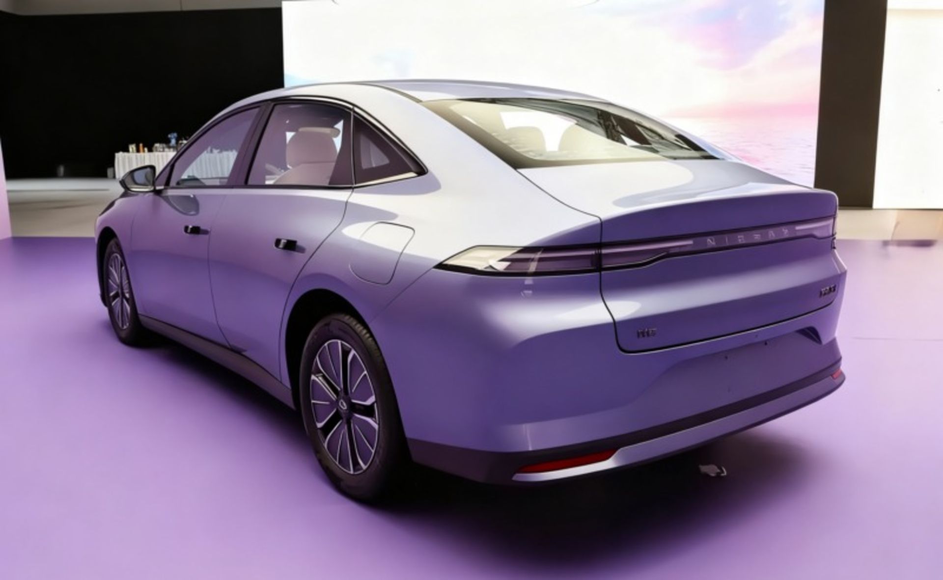 سه‌چهارم عقبی خودروی نیسان N6