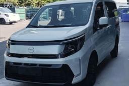 نمای جلو خودرو نیسان NV200