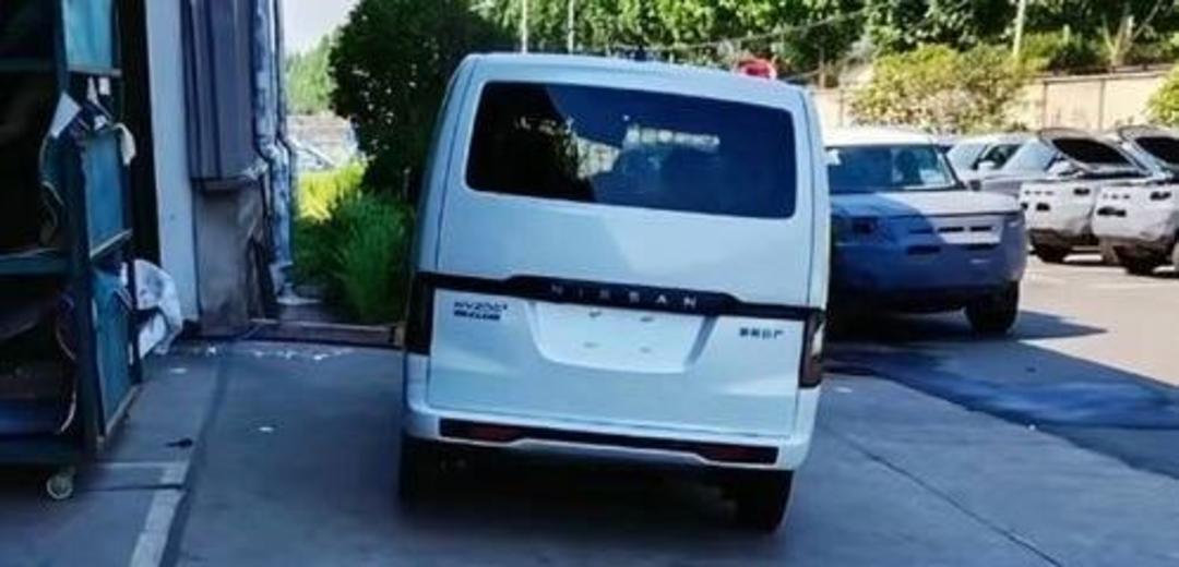 نمای عقب خودرو نیسان NV200 