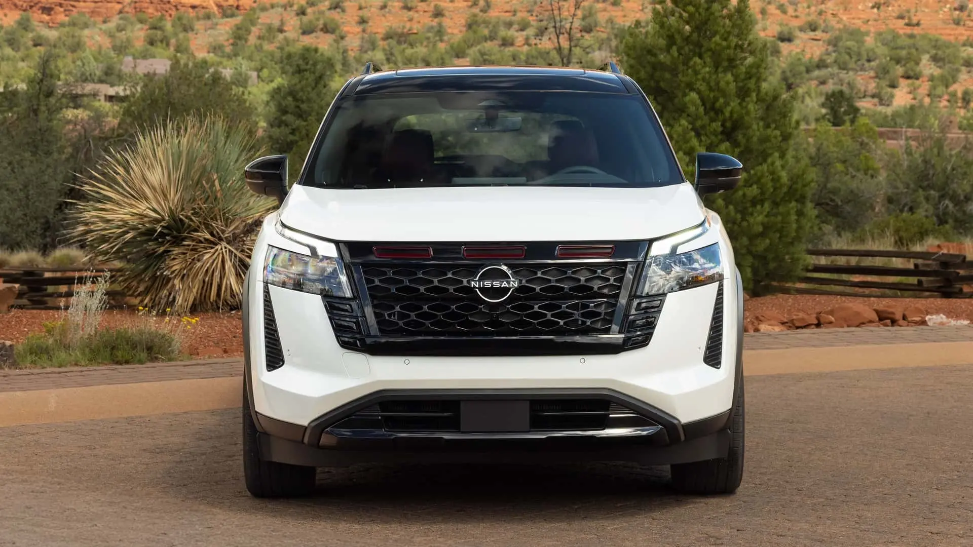 نمای جلوی خودروی نیسان پت‌فایندر (Nissan Pathfinder) مدل ۲۰۲۷ در طبیعت