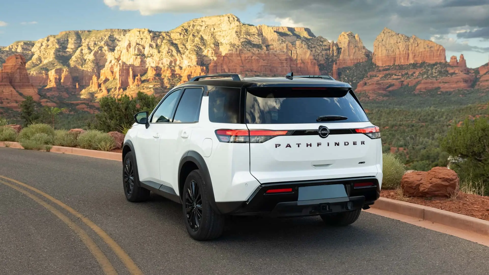 خودرو سفید نیسان پت‌فایندر (Nissan Pathfinder) مدل ۲۰۲۷ در جاده‌ای کوهستانی