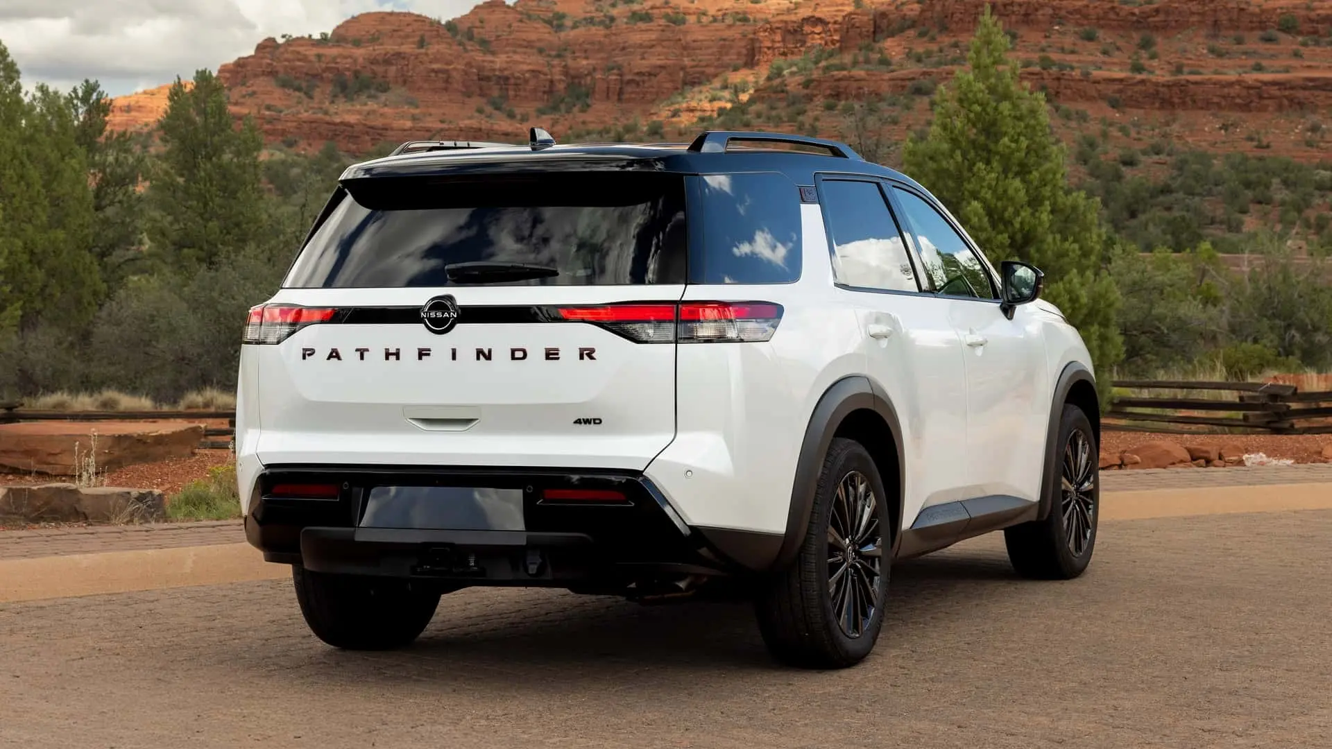 نمای عقب خودروی سفید نیسان پت‌فایندر (Nissan Pathfinder) در طبیعت