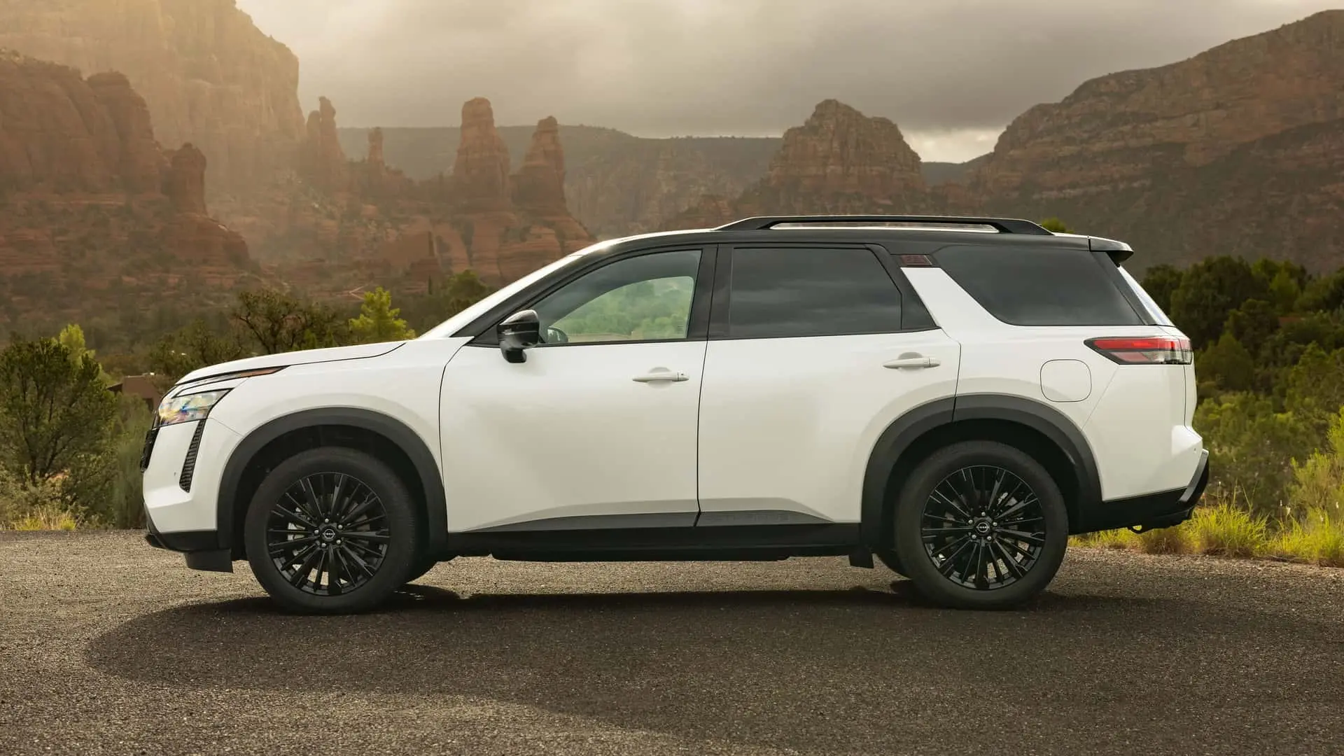 خودرو نیسان پت‌فایندر (Nissan Pathfinder) مدل ۲۰۲۷ سفید در طبیعت