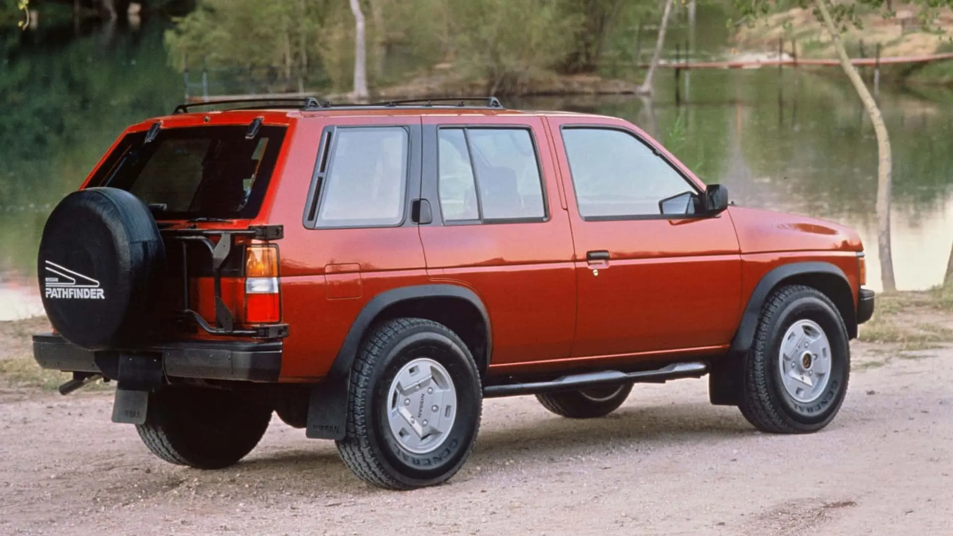 خودرو نارنجی رنگ نیسان پت‌فایندر (Nissan Pathfinder) در فضای باز