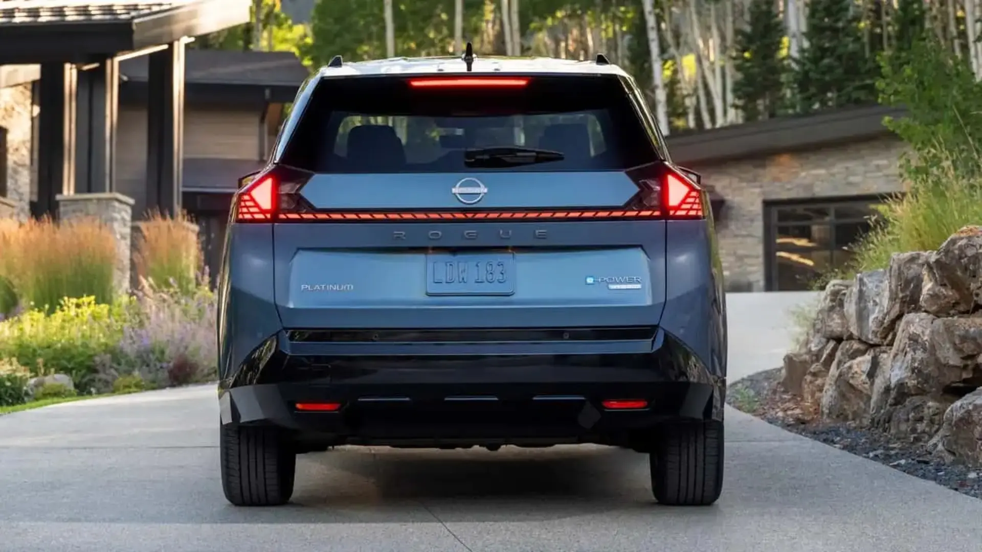 بخش عقب خودروی نیسان روگ هیبرید مدل ۲۰۲۷ با چراغ‌های LED