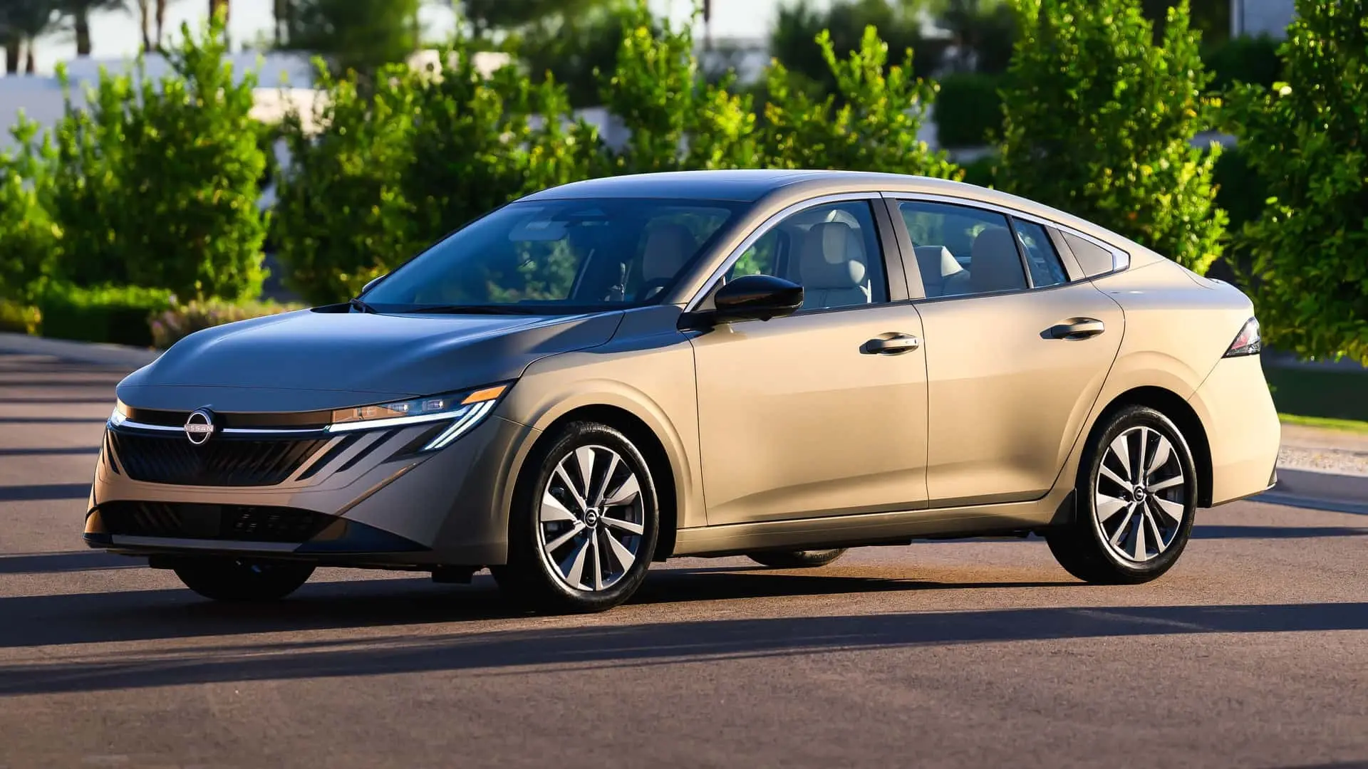 خودرو نیسان سنترا (Nissan Sentra) ۲۰۲۷ با طراحی بدنه جدید و رنگ طلایی
