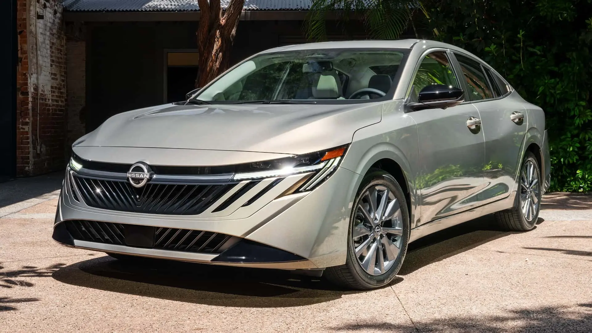 خودرو نیسان سنترا (Nissan Sentra) ۲۰۲۷ با طراحی بدنه نقره‌ای در فضای باز