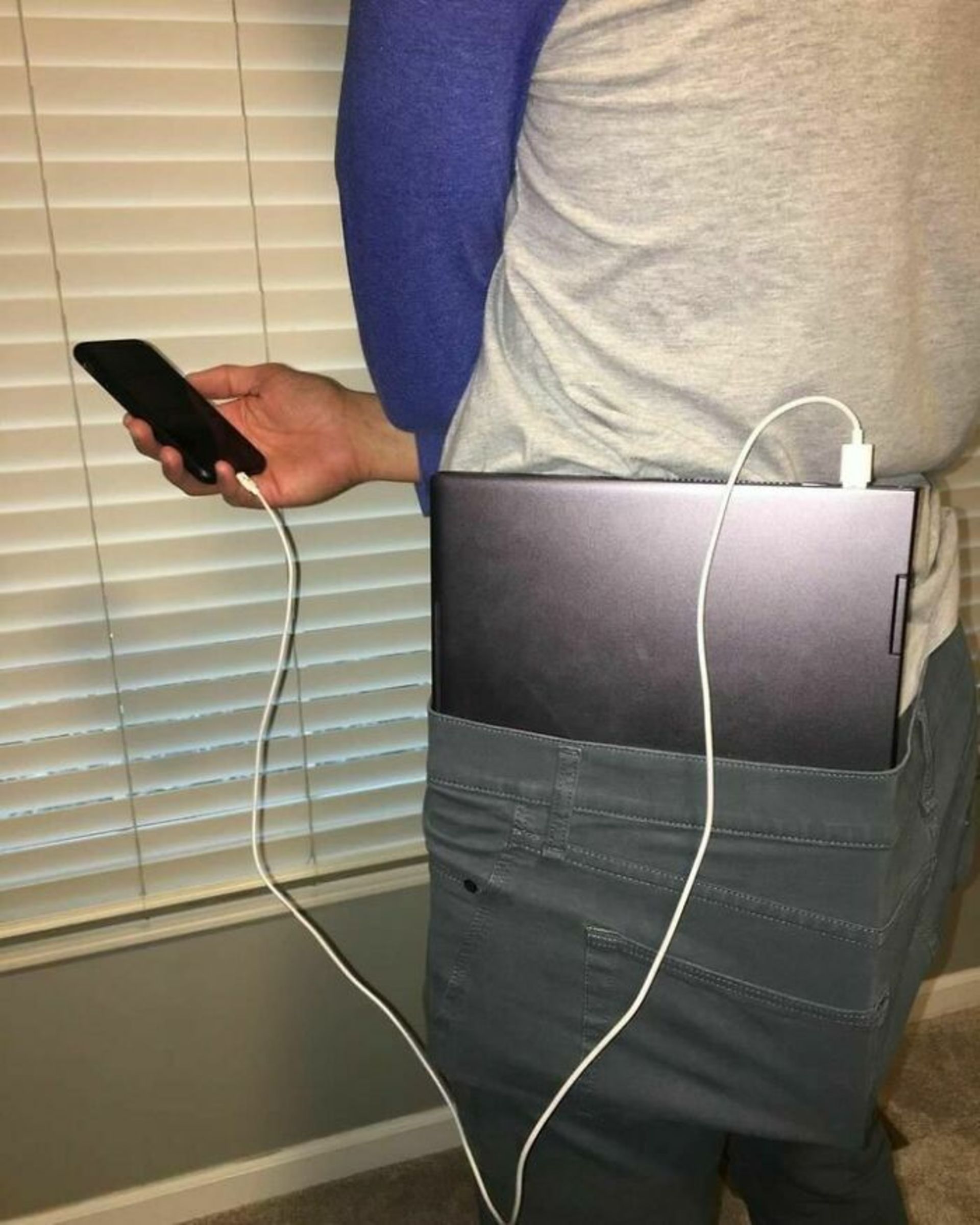 لپتاپ در شلوار با هندزفری به‌عنوان پلیر موزیک