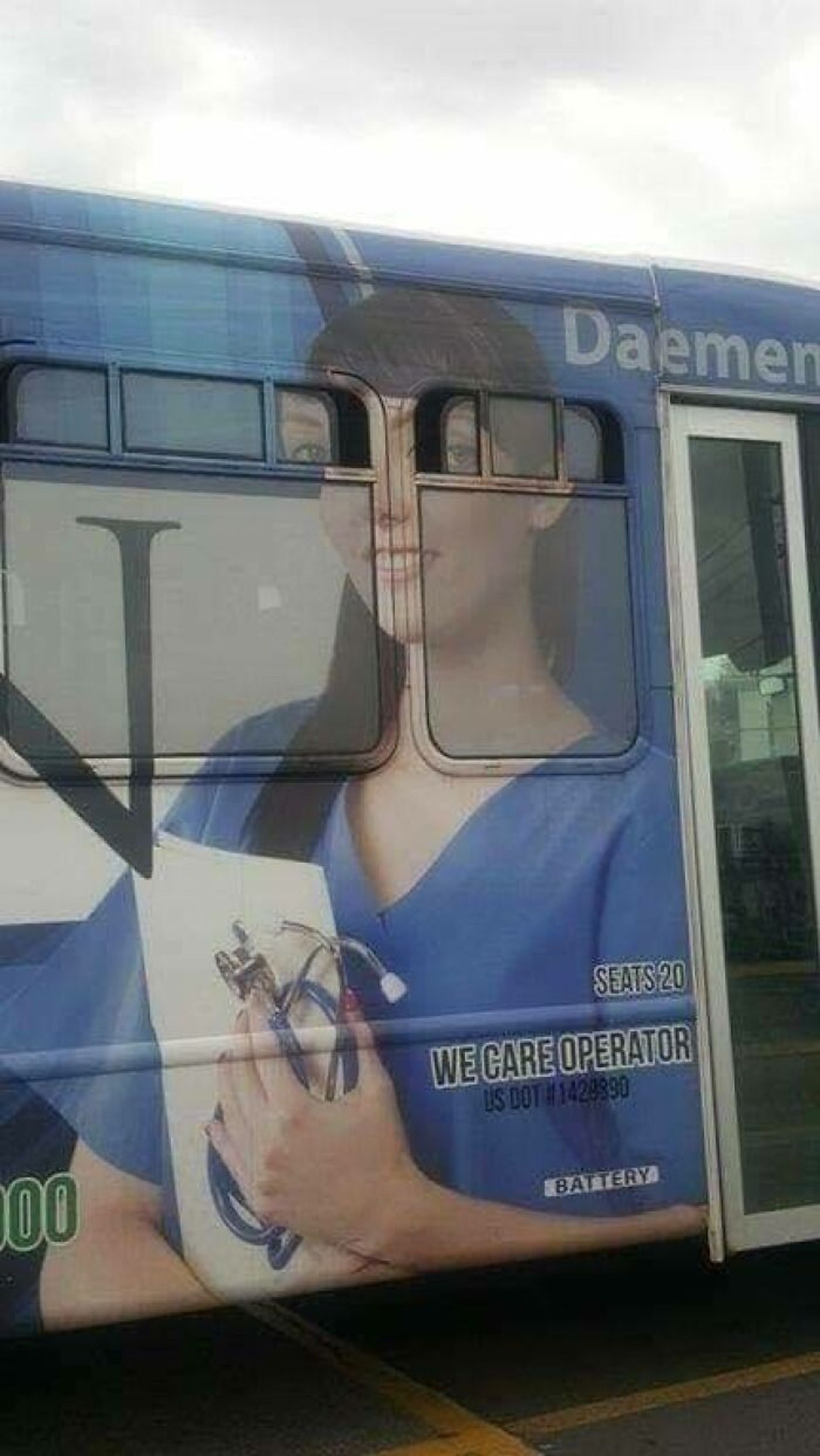 اتوبوس با تصویر زن جراح
