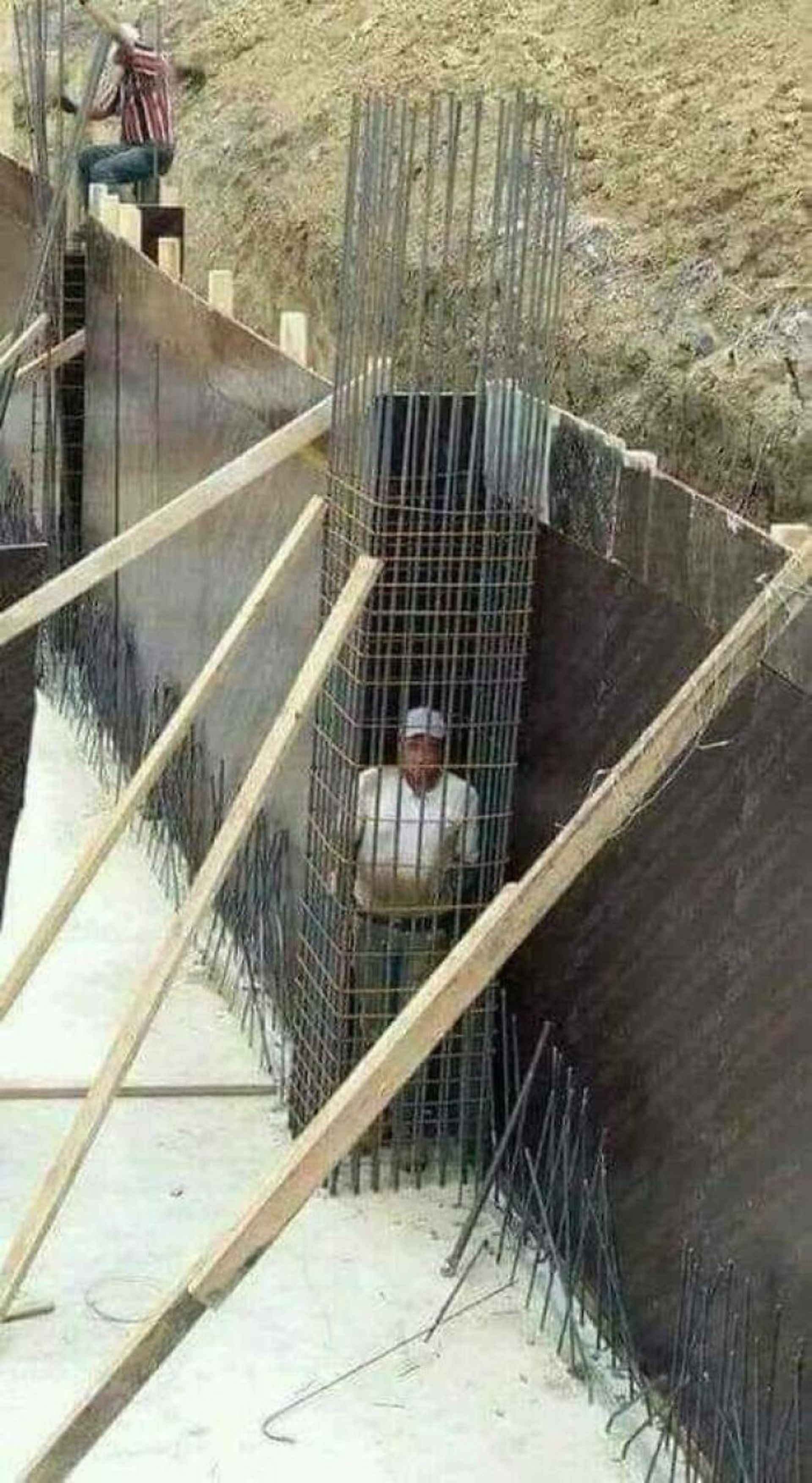 مرد زندانی شده در محوطه ساخت و ساز